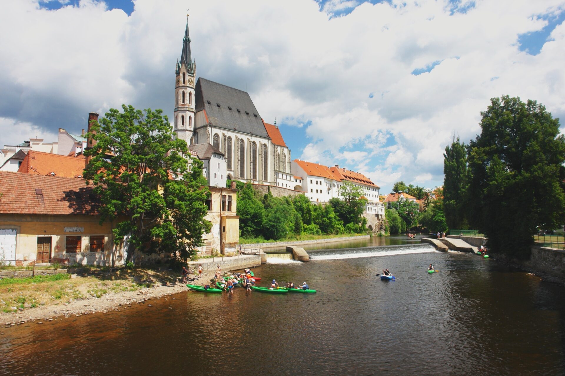 Vodáci na jezu pod kostelem sv. Víta v Českém Krumlově