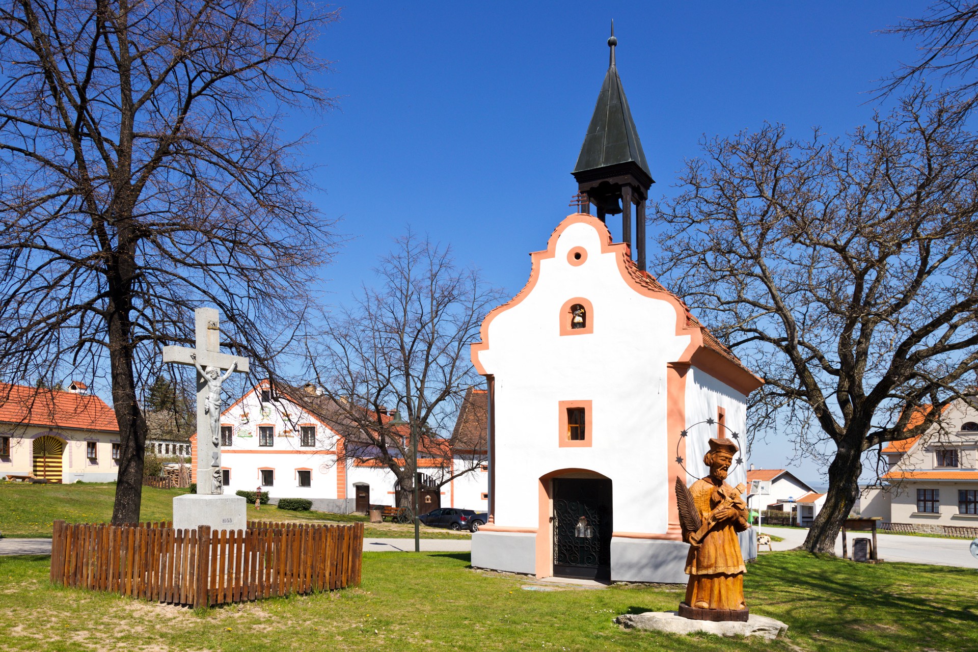 Barokní kaple svatého Jana Nepomuckého z roku 1755 na návsi v Holašovicích