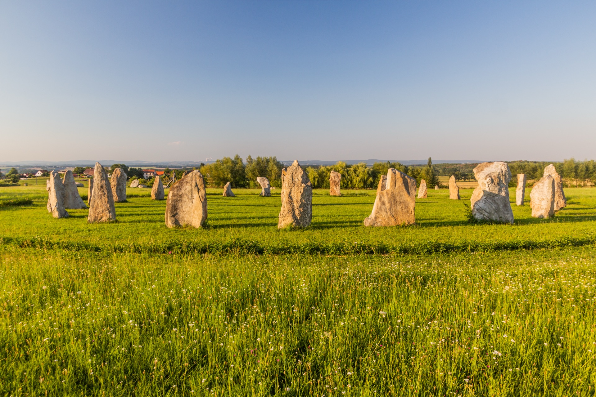 Holašovické Stonehenge, kamenný kruh z pětadvaceti žulových menhirů u vesnice Holašovice