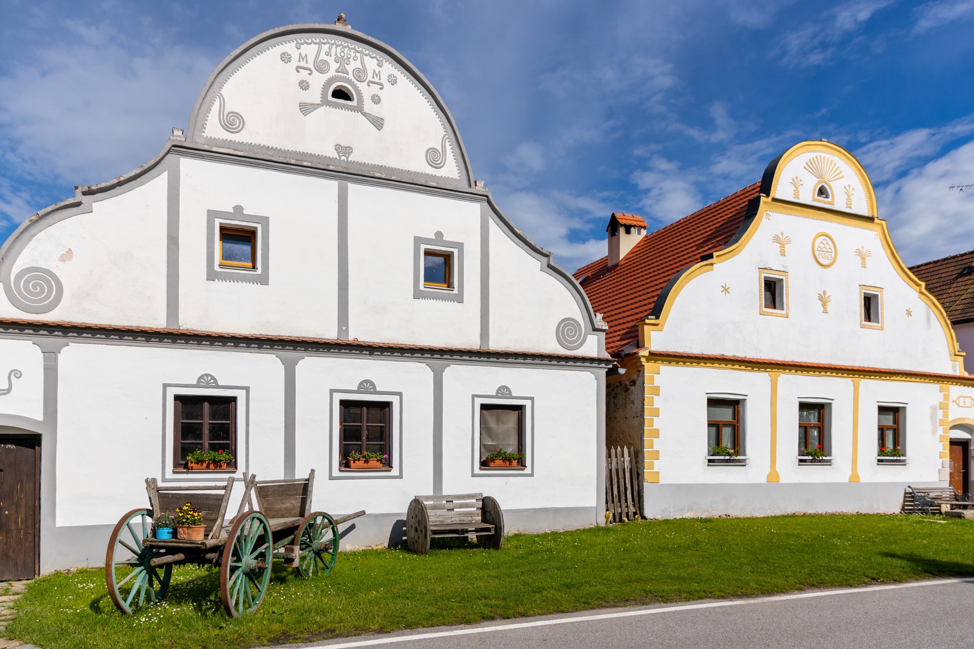 Štíty holašovických usedlostí se štukovým dekorem, letopočtem 1863 a iniciálami hospodáře