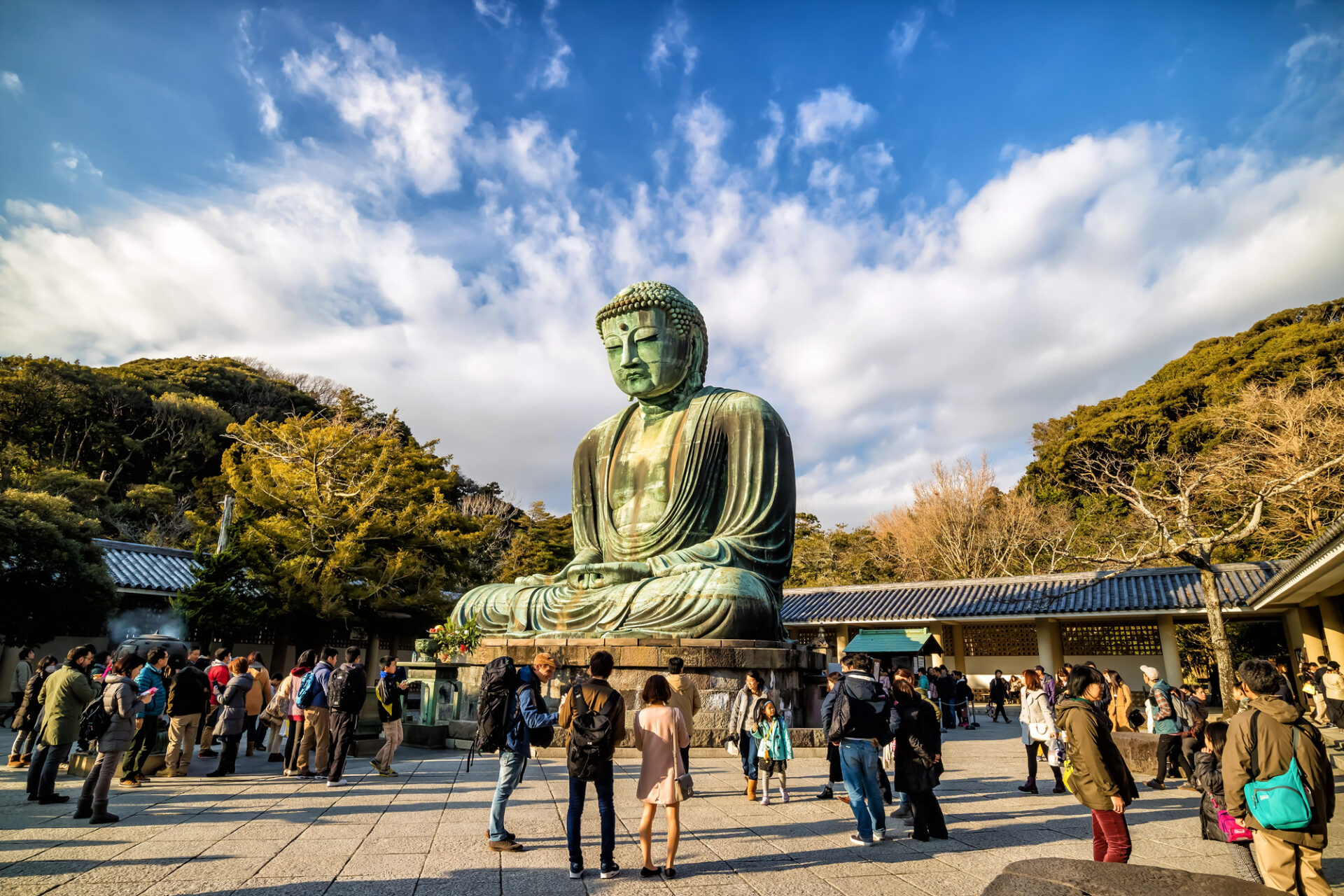 Velký Buddha Daibucu v chrámu Kótoku-in v Kamakuře pod otevřeným nebem