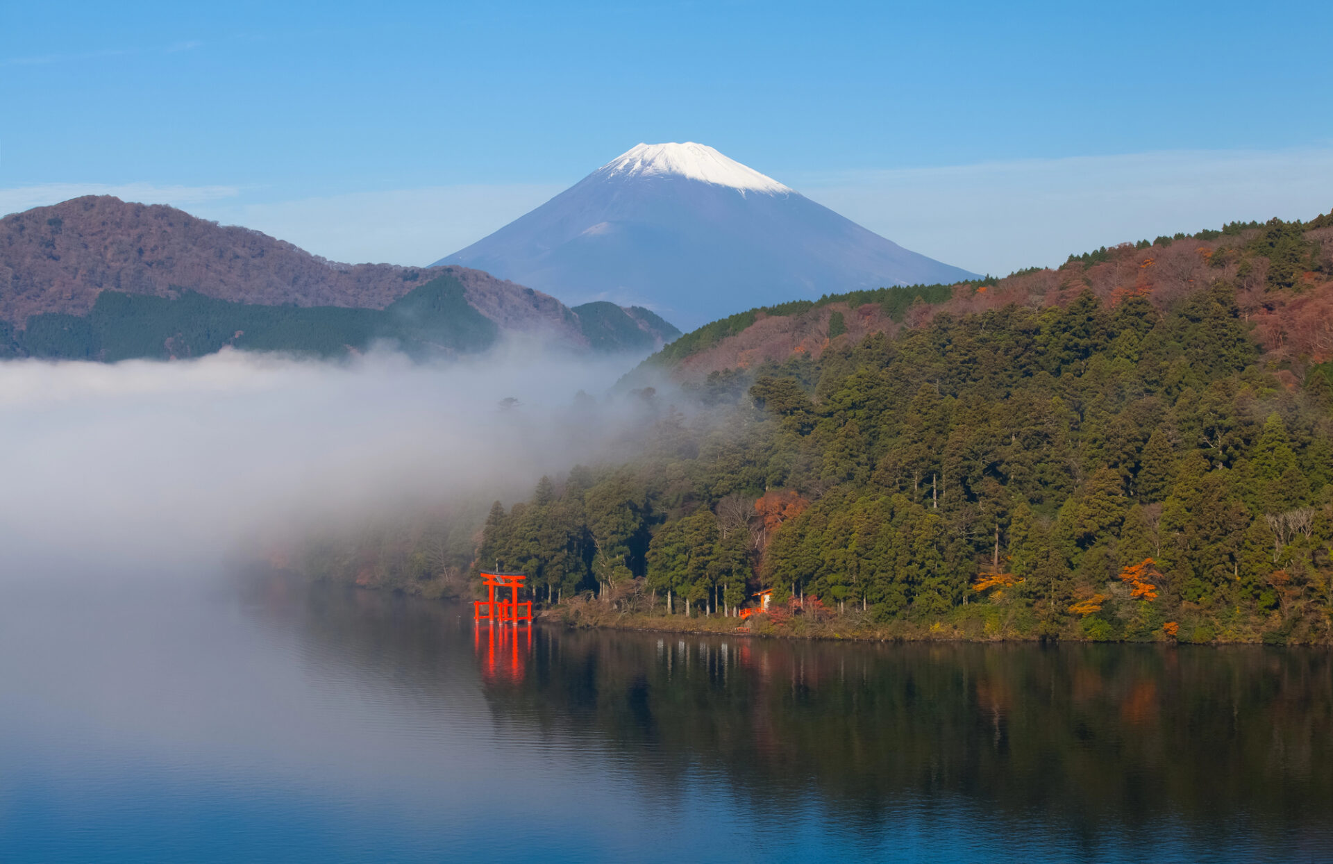 Hora Fudži nad jezerem Aši v Hakone za mlhavého podzimního rána
