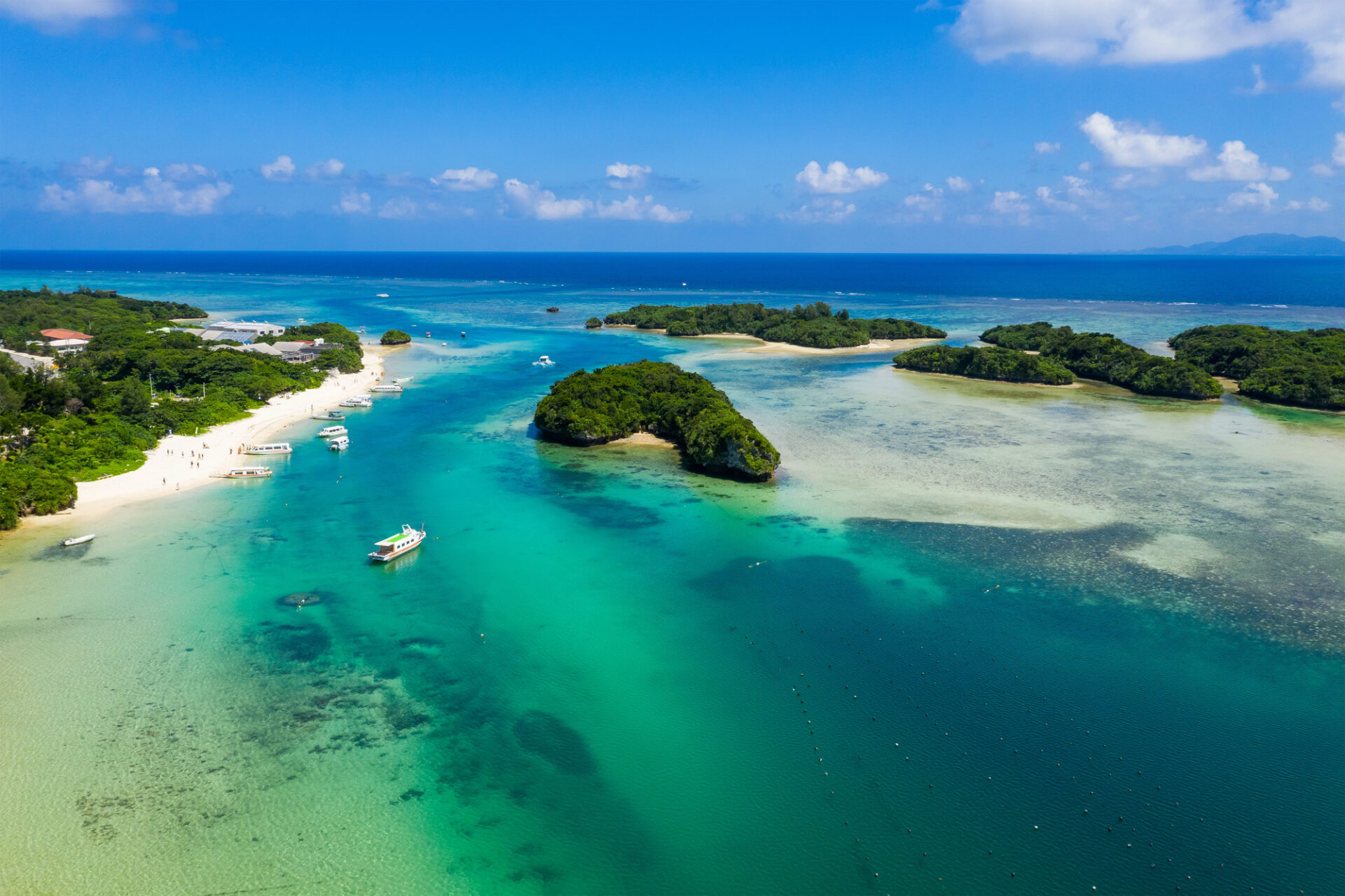 Tyrkysová zátoka Kabira na ostrově Išigaki v prefektuře Okinawa