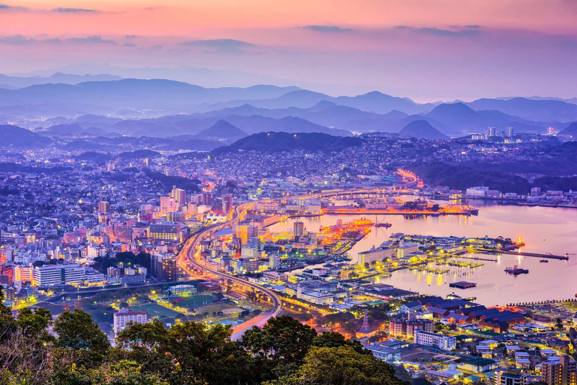 Panorama přístavního města Sasebo v prefektuře Nagasaki
