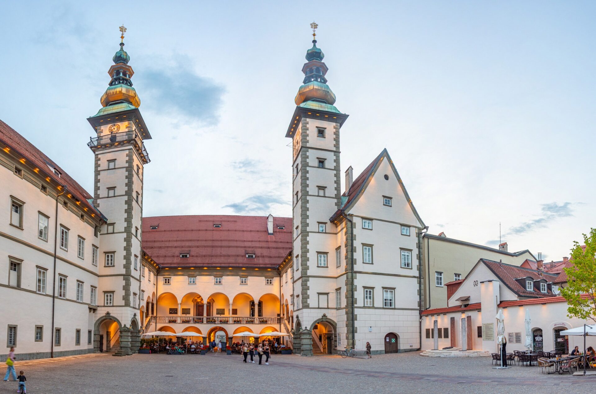 Landhaus v Klagenfurtu Nádvoří Landhausu v Klagenfurtu se dvěma věžemi s cibulovými báněmi za soumraku