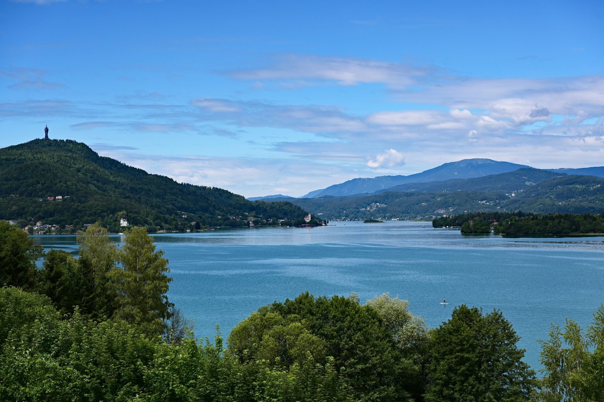 Wörthersee Jezero Wörthersee s tyrkysovou vodou, v pozadí rozhledna Pyramidenkogel
