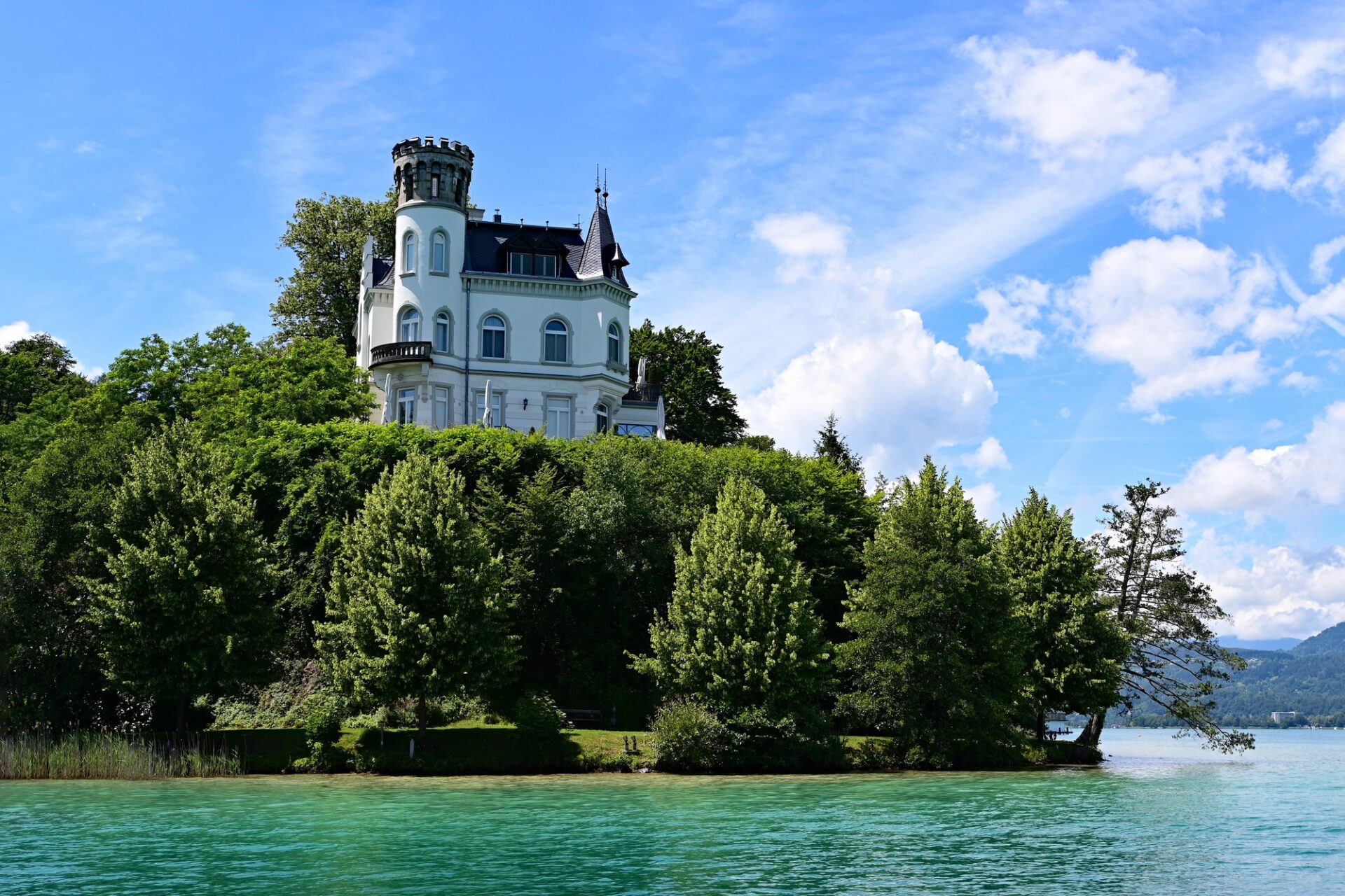 Schloss Reifnitz na Wörthersee Zámek Reifnitz na břehu jezera Wörthersee s tyrkysovou vodou