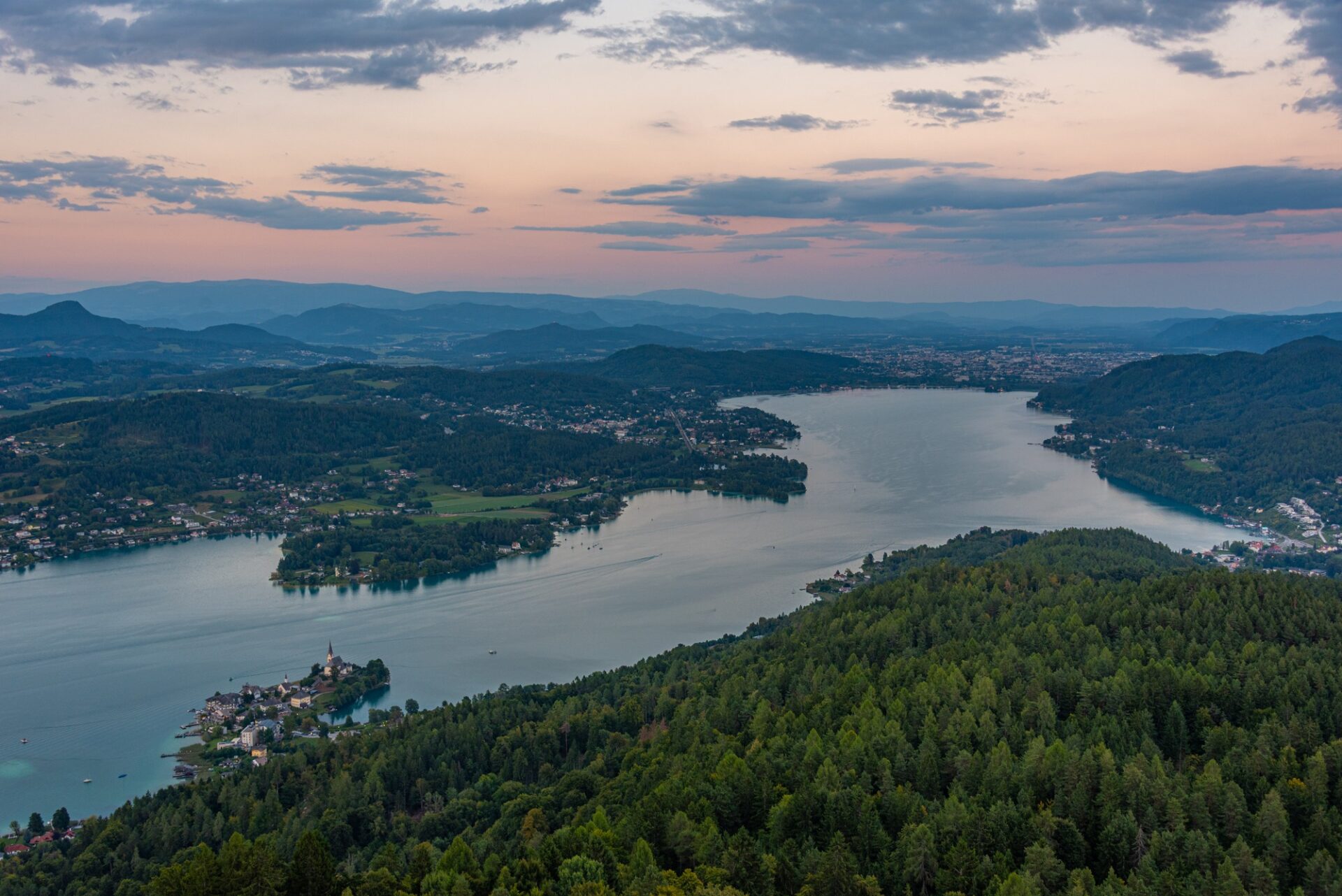 Wörthersee od Maria Wörth Panorama jezera Wörthersee za soumraku s poloostrovem Maria Wörth