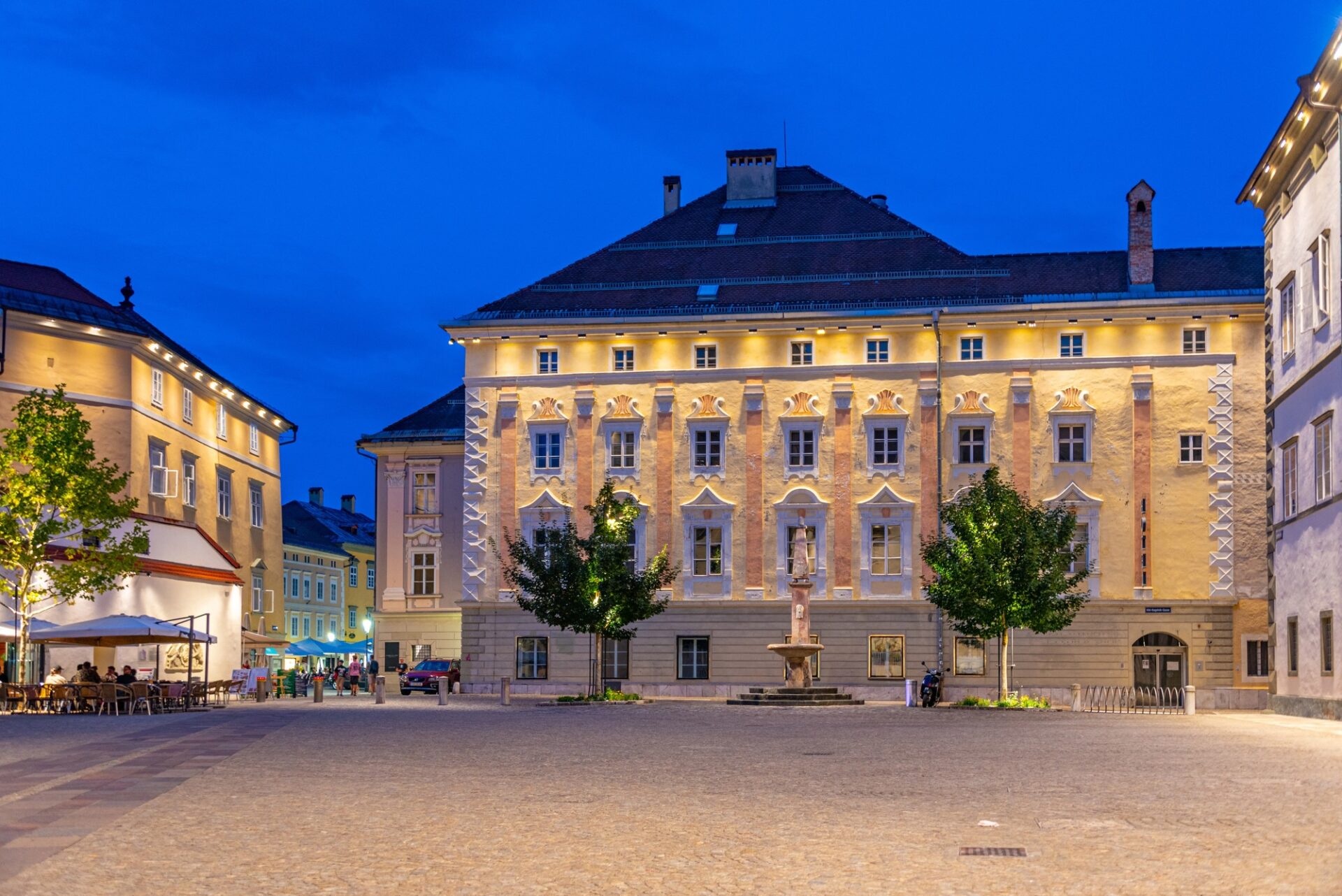 Večerní Klagenfurt Osvětlené náměstí v historickém centru Klagenfurtu za modré hodiny
