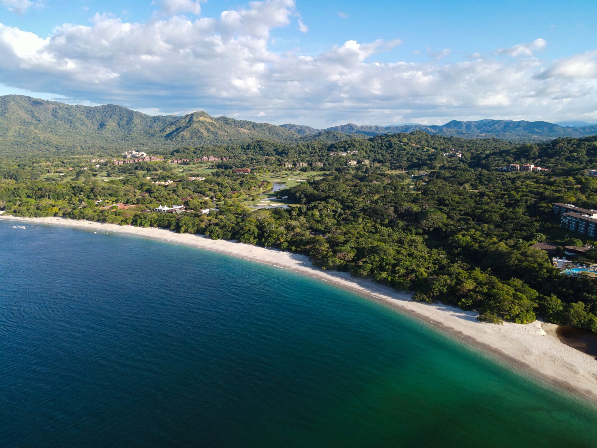 Letecký pohled na pobřeží Guanacaste s plážemi a resorty