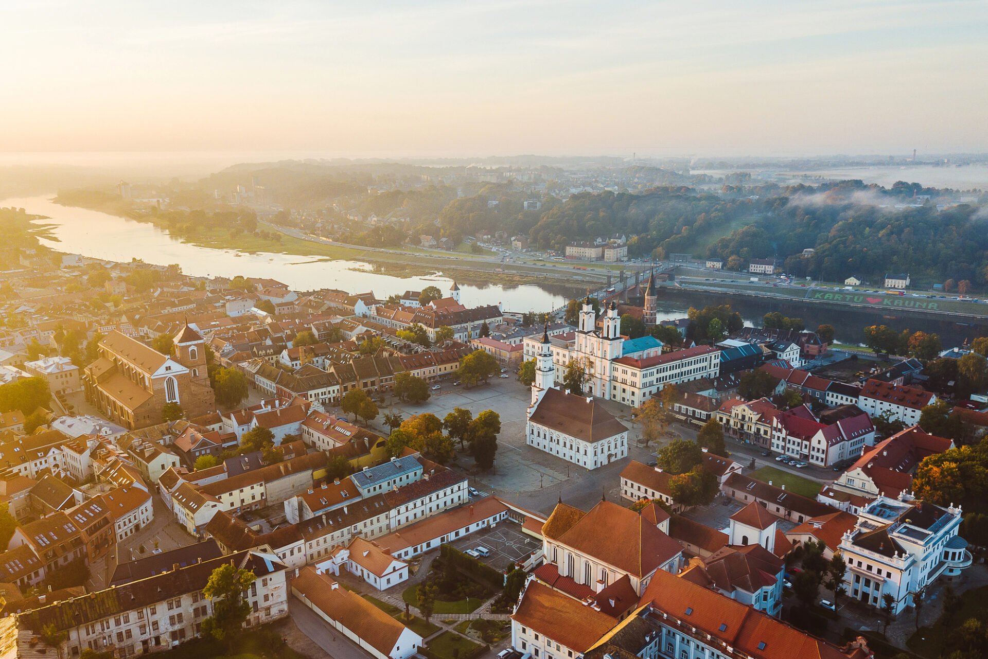 Letecký pohled na staré město Kaunas za svítání s radničním náměstím