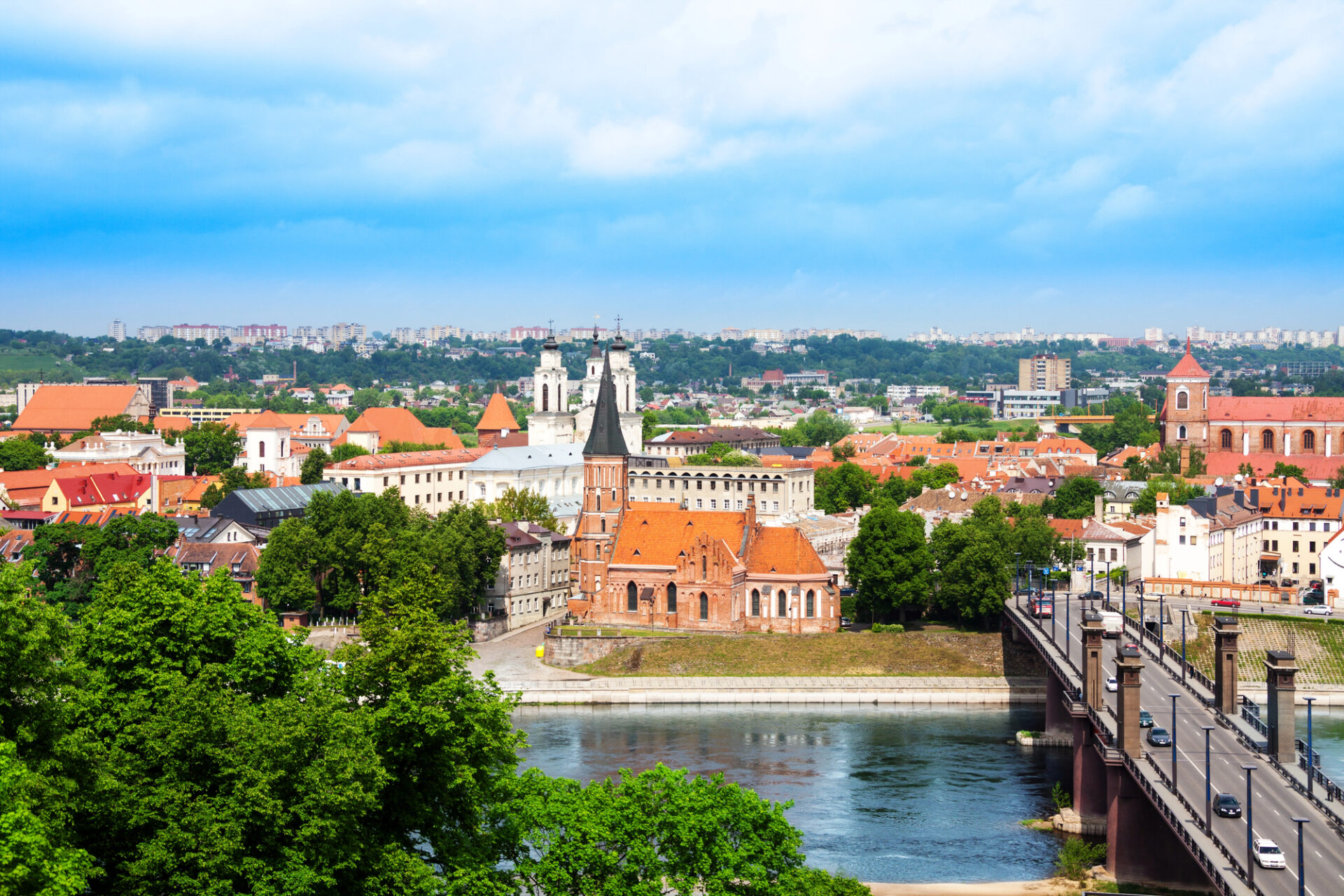 Panorama Kaunasu s řekou Nemunas a mostem do centra