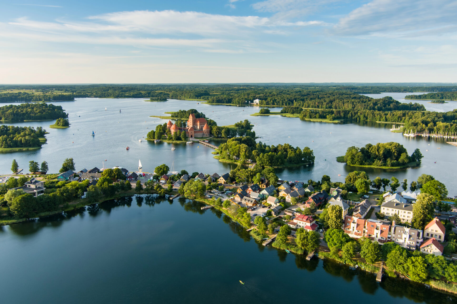Letecký pohled na Trakai s jezery, ostrovním hradem a domy na břehu