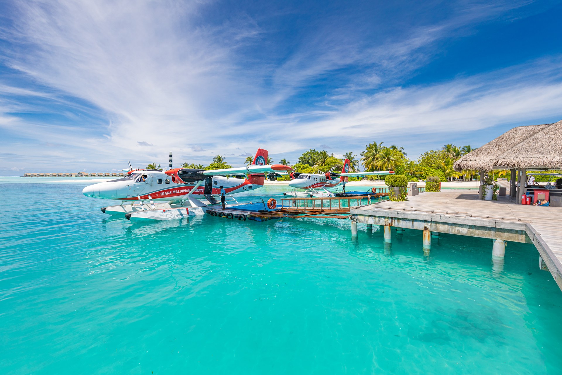 Hydroplán Trans Maldivian Airways přistávající na hladině mezi maledivskými atoly