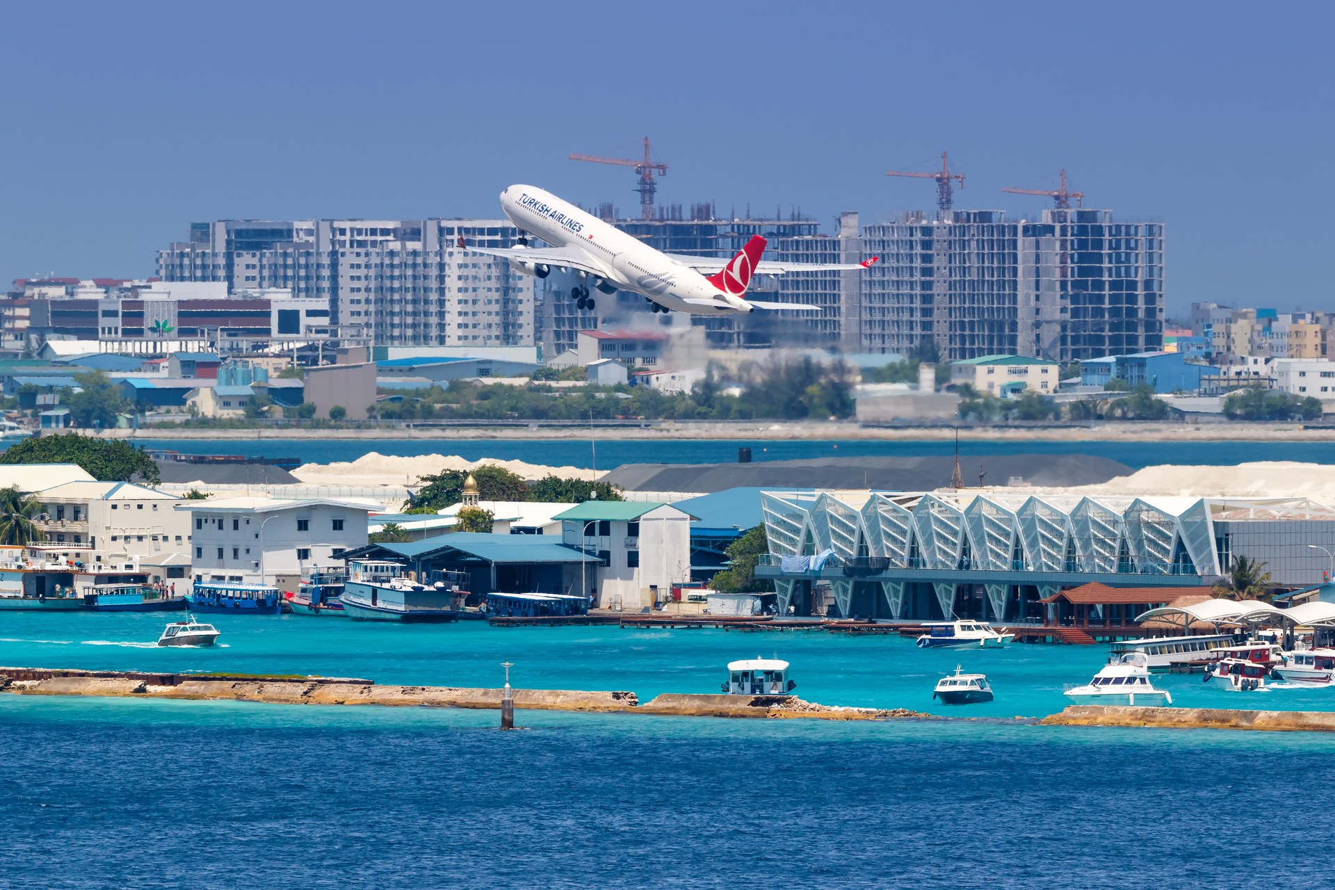 Letadlo Turkish Airlines na mezinárodním letišti Velana v Malé na Maledivách
