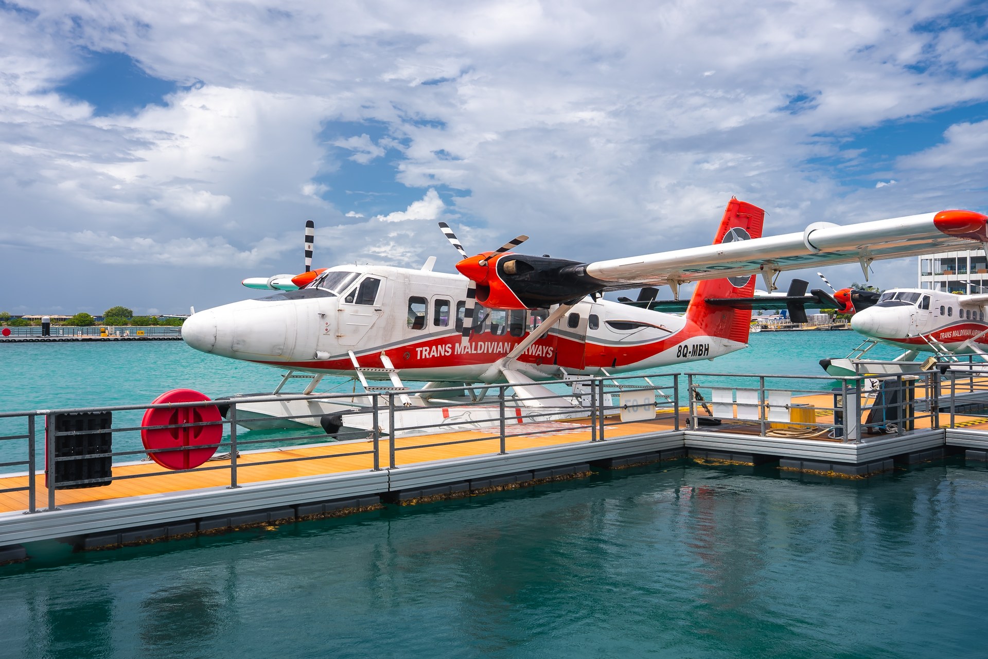 Hydroplán Trans Maldivian Airways u plovoucího mola nedaleko Malé