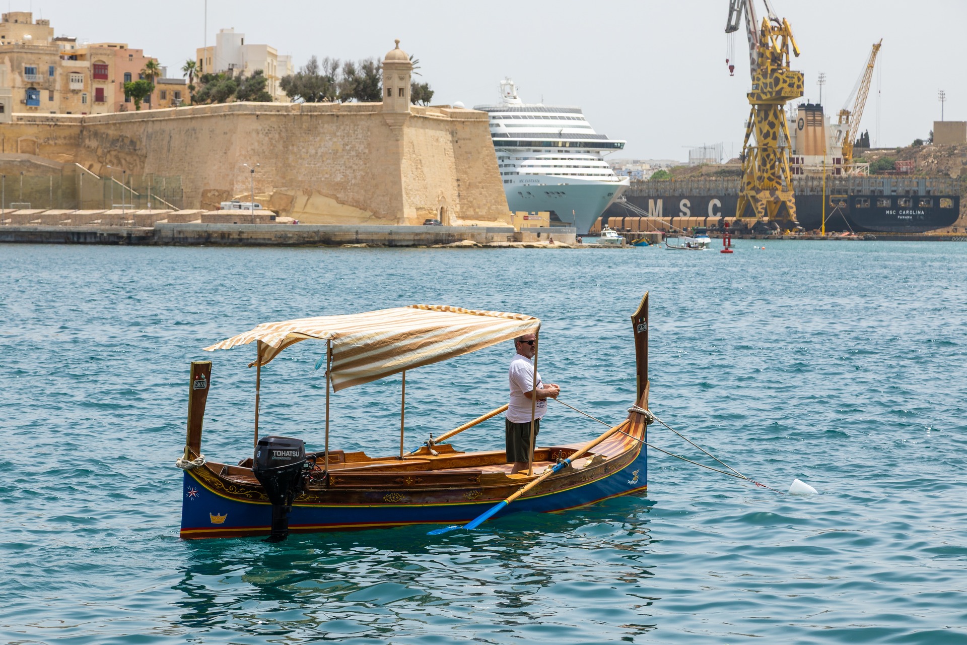 Tradiční maltská loďka v přístavu Grand Harbour ve Vallettě