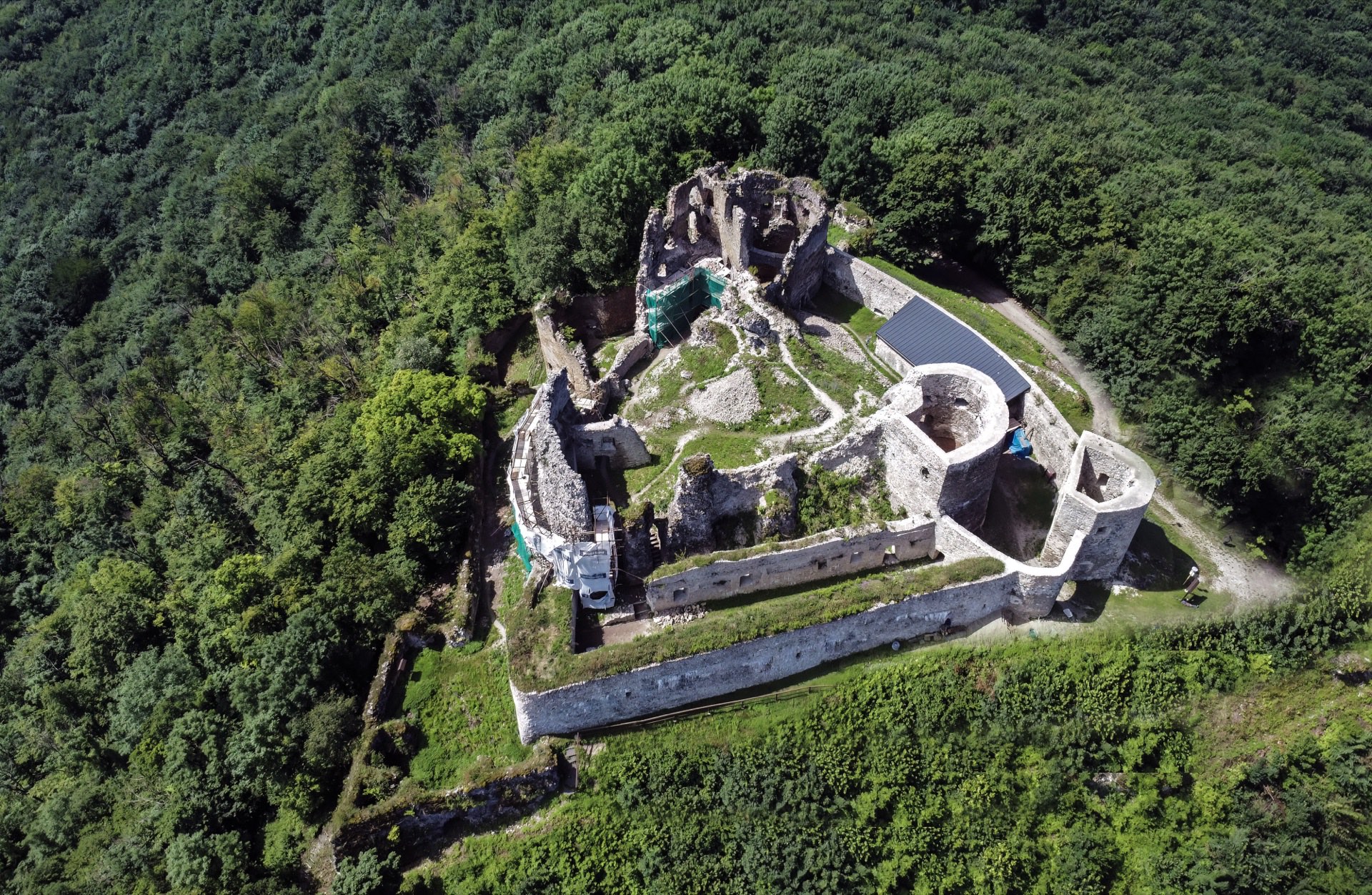 Zřícenina hradu Jasenov u Humenného z ptačí perspektivy, obklopená lesy