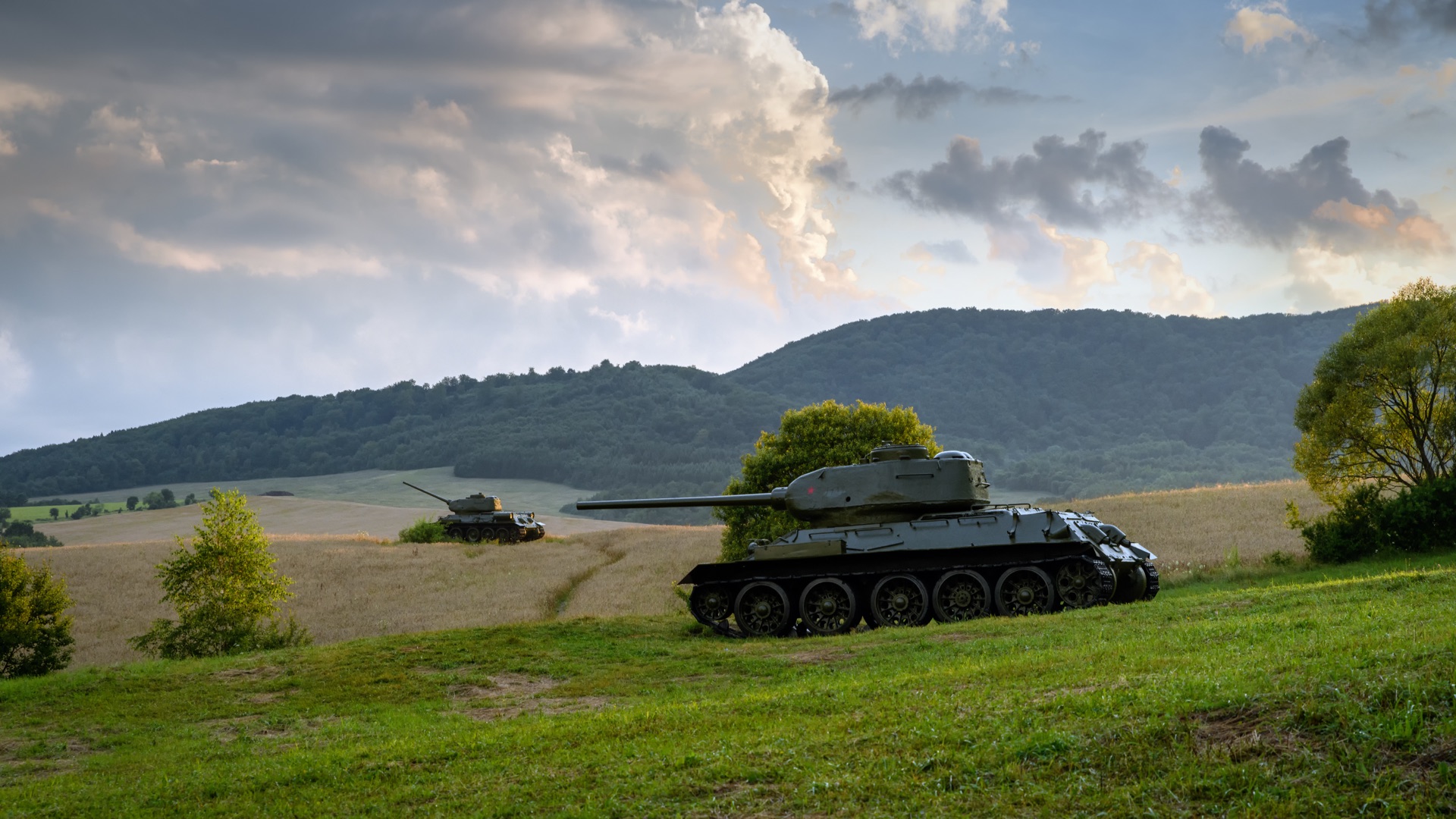 Tanky T-34 v poli v Údolí smrti u Svidníku, místo tankové bitvy z roku 1944