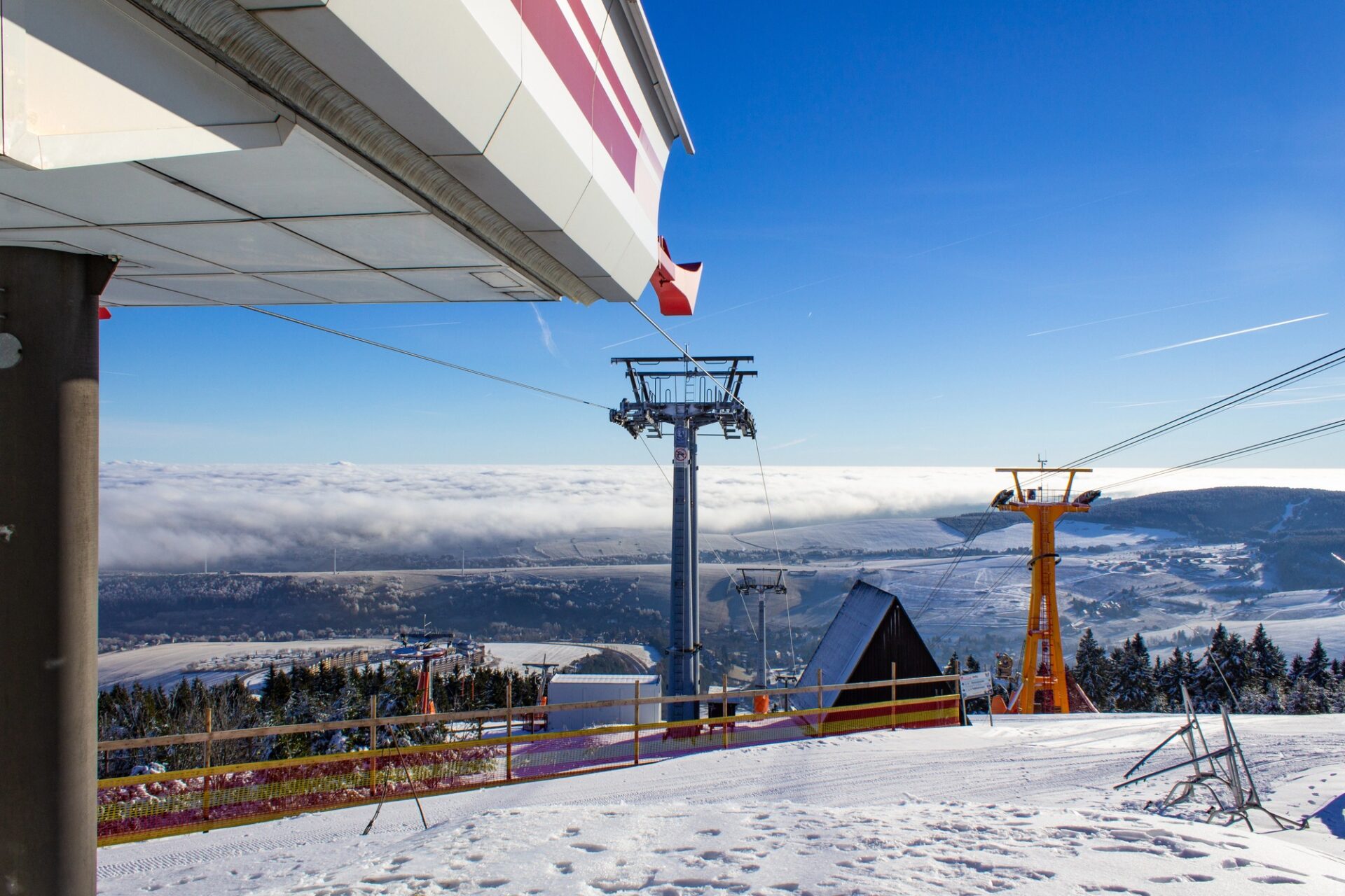 Lanovka na Fichtelberg nad Oberwiesenthalem v zimních Krušných horách