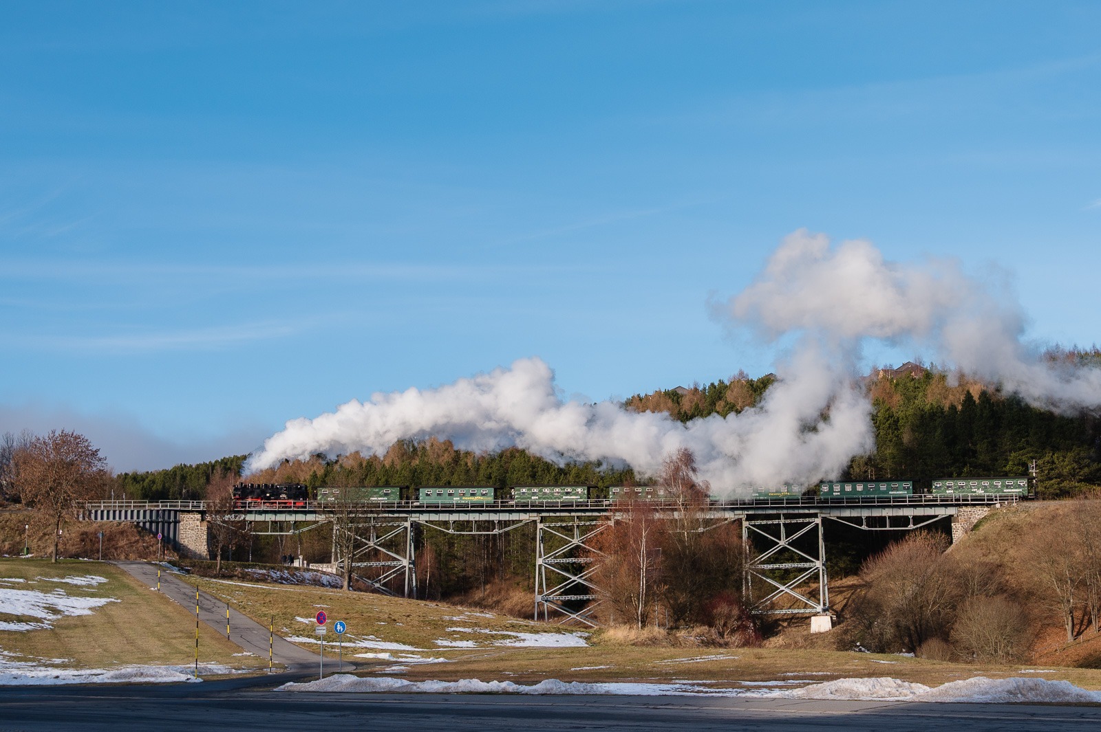 Parní úzkokolejka Fichtelbergbahn na viaduktu v Krušných horách