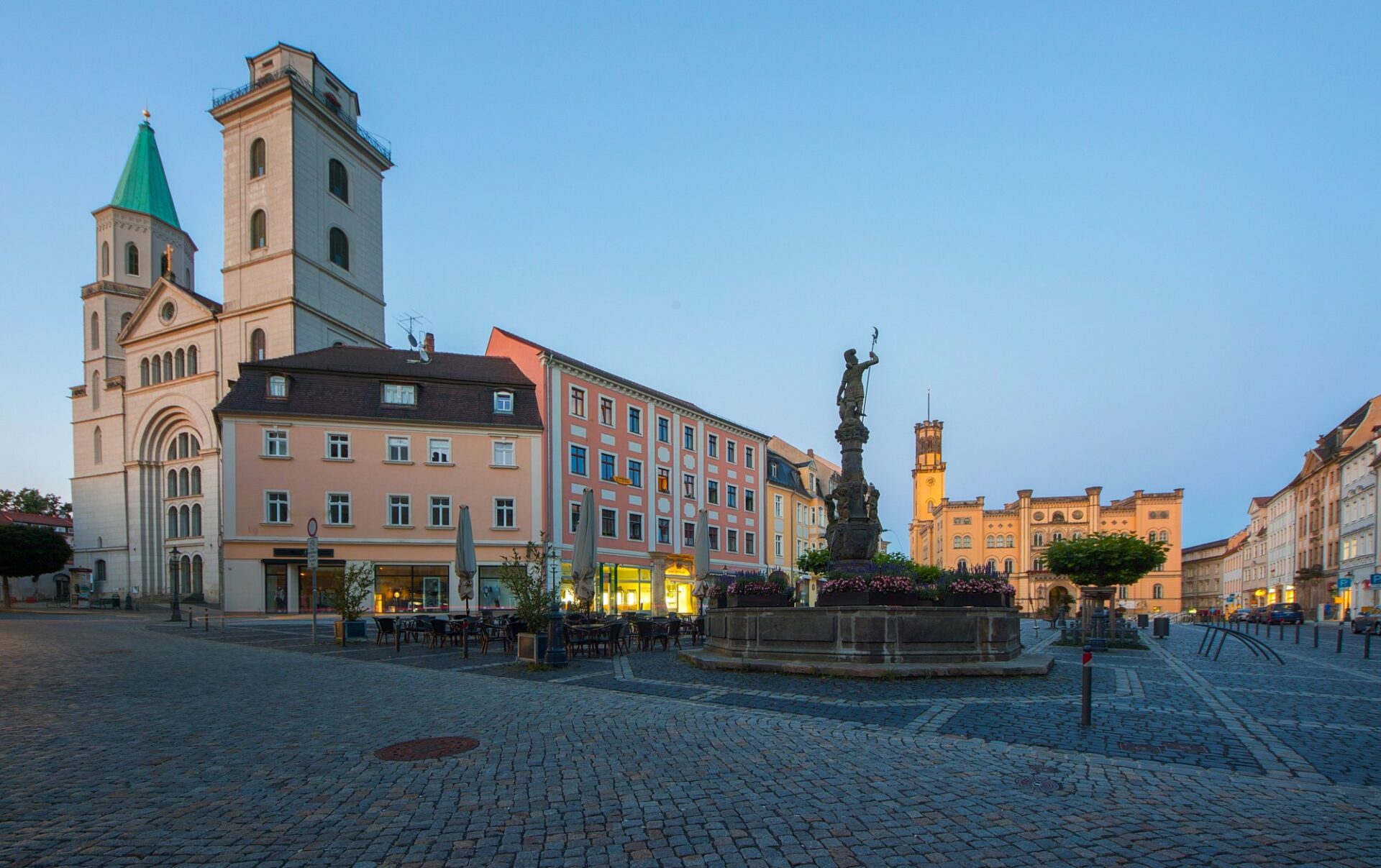 Náměstí v Žitavě s kostelem svatého Jana a radnicí
