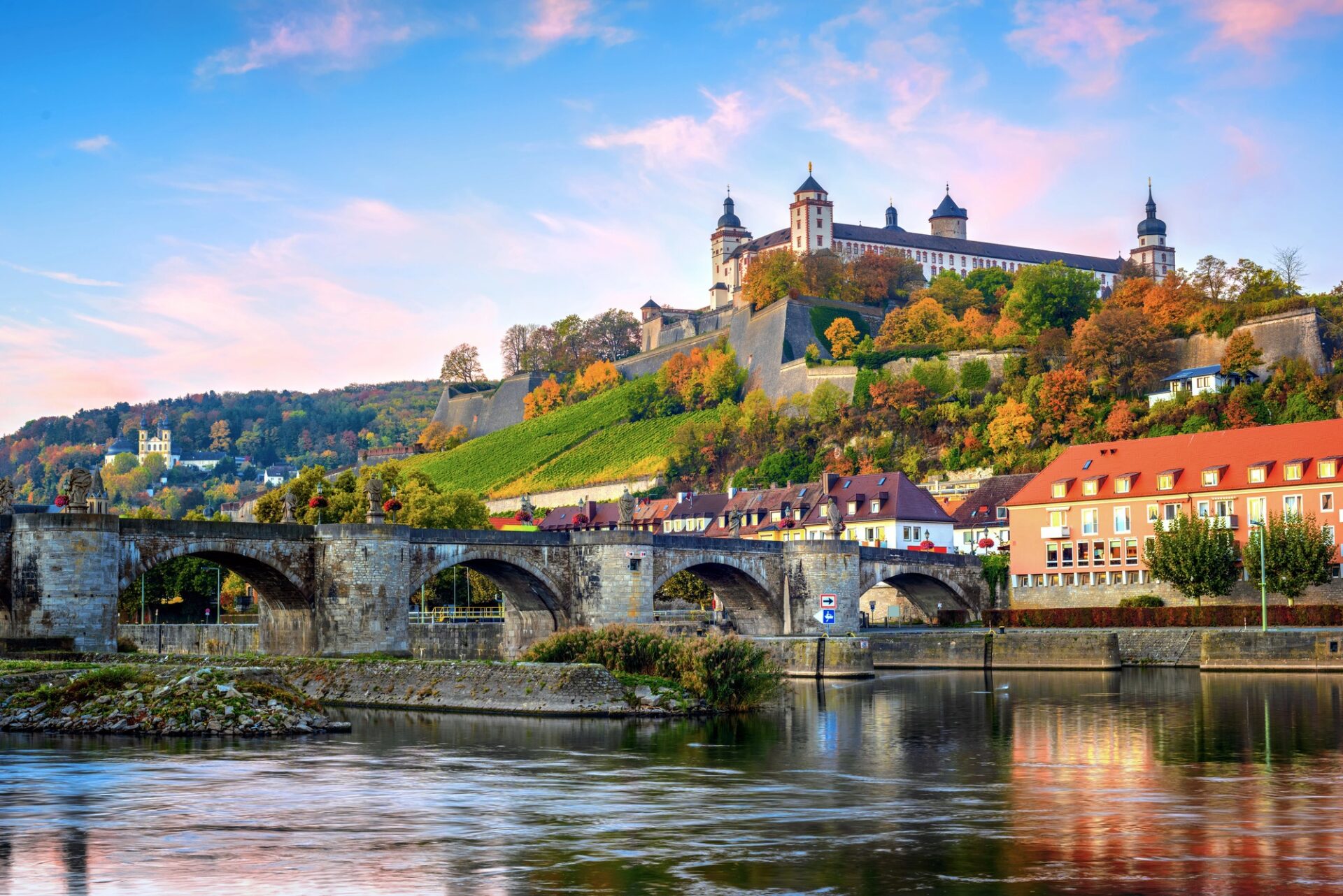 Pevnost Marienberg a Starý most nad Mohanem ve Würzburgu