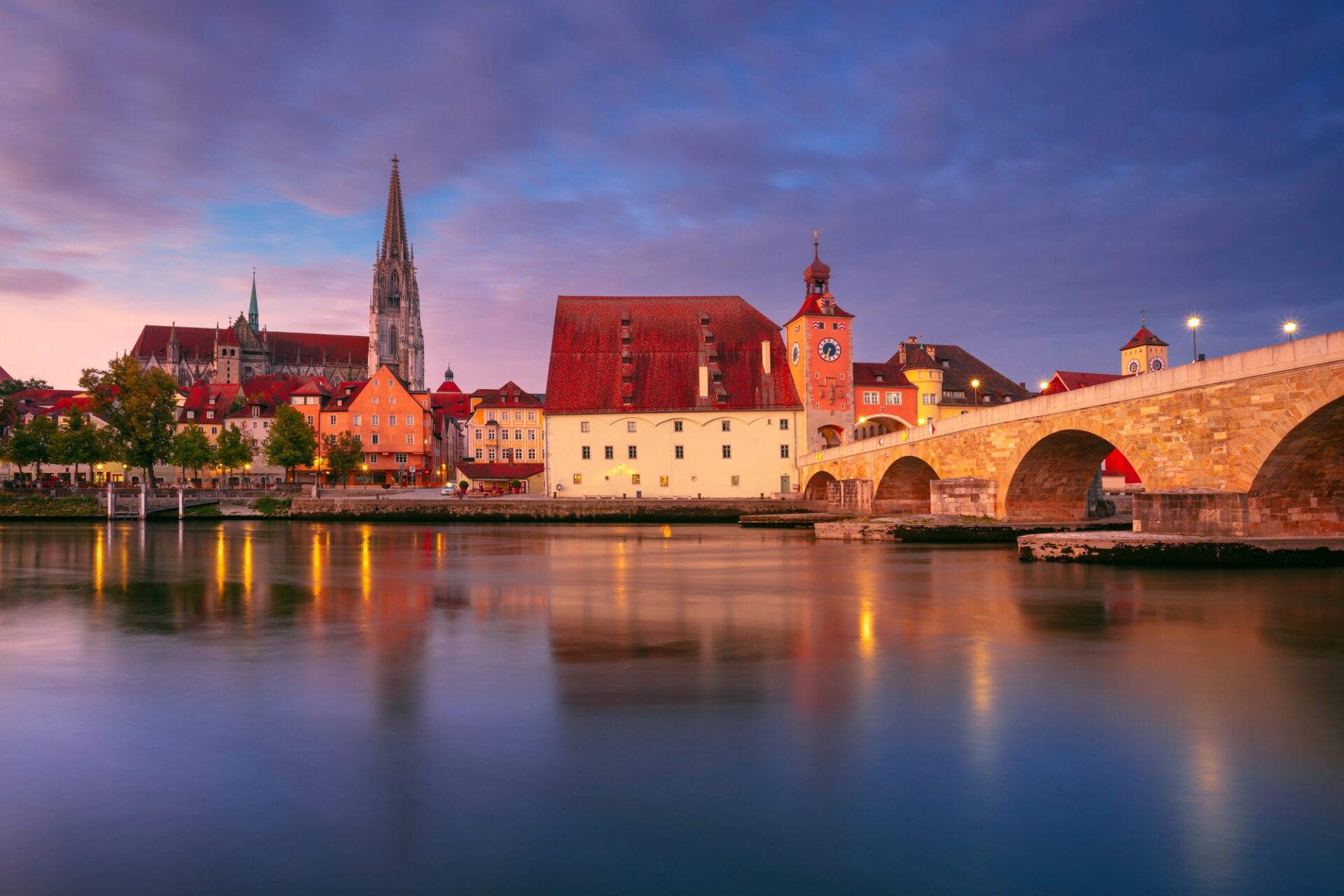 Kamenný most a katedrála v Řezně nad Dunajem