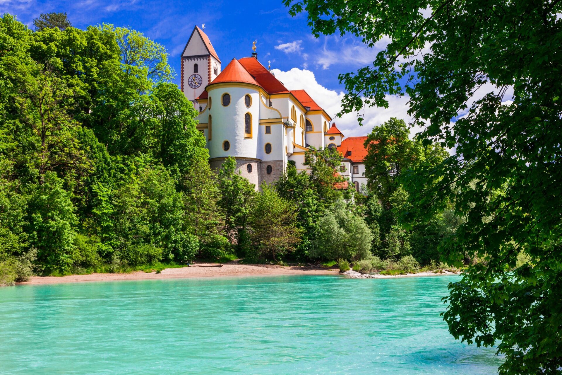 Klášter svatého Manga nad tyrkysovou řekou Lech ve Füssenu