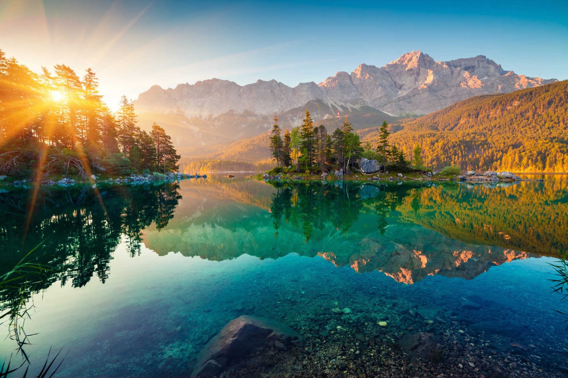Jezero Eibsee pod nejvyšší horou Německa Zugspitze za východu slunce