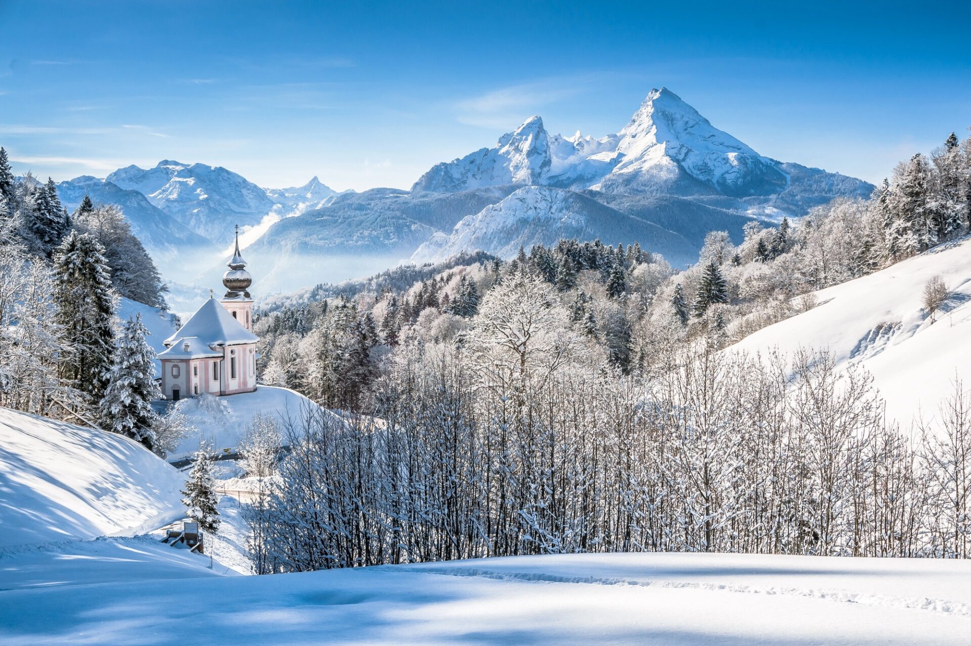 Poutní kostel Maria Gern u Berchtesgadenu pod zasněženým Watzmannem