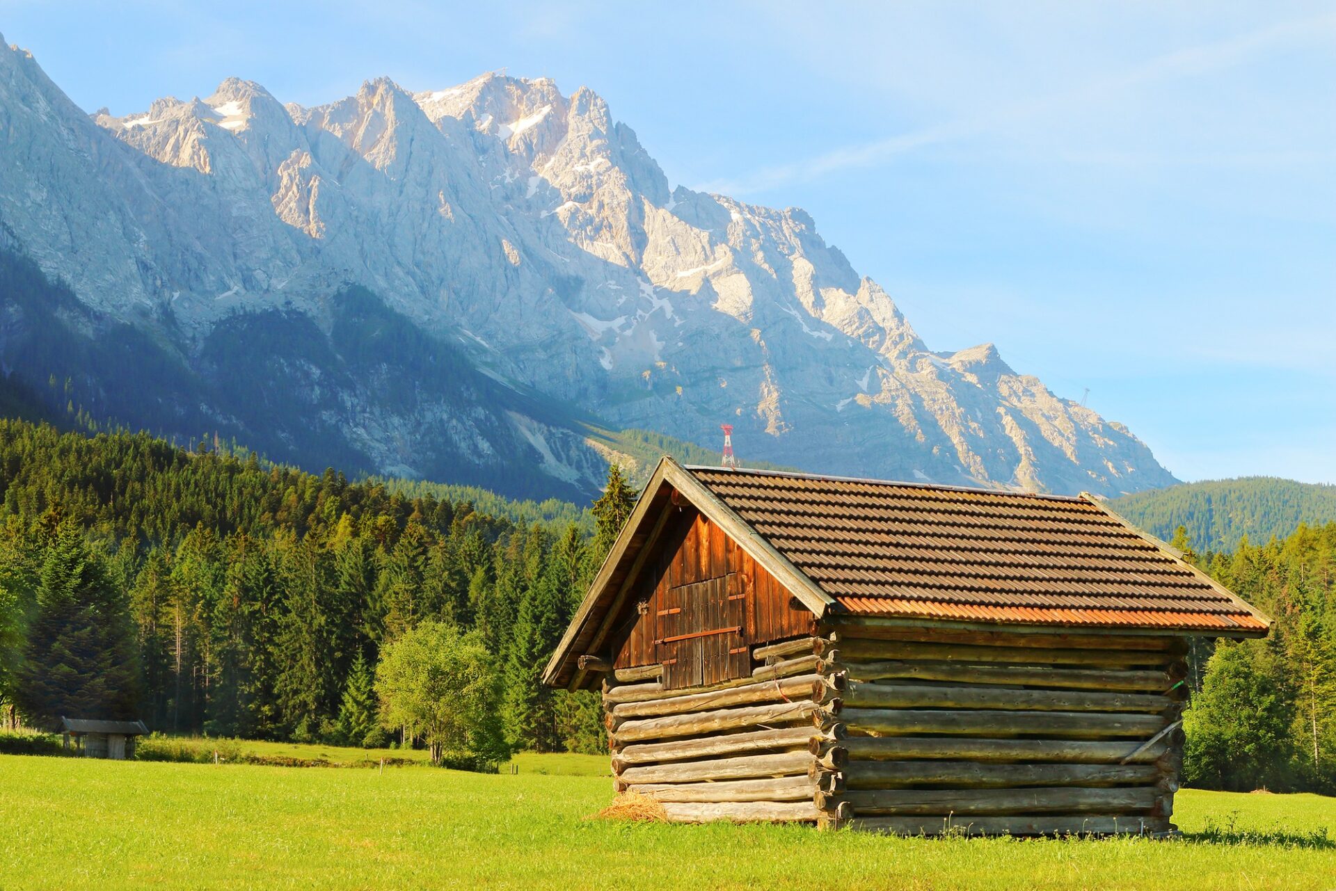 Alpská louka se seníkem pod masivem Zugspitze