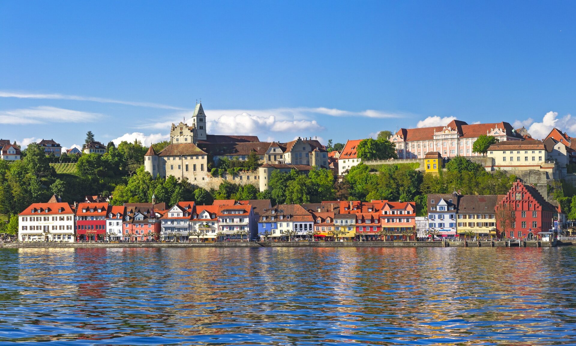 Meersburg s hradem a vinicemi na břehu Bodamského jezera