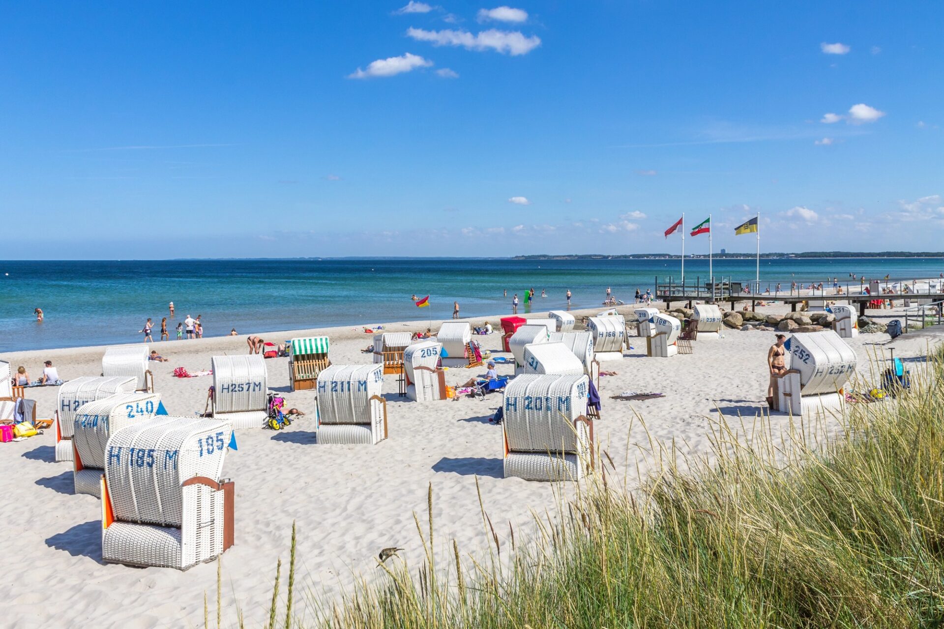 Pláž u Baltského moře s pletenými plážovými koši Strandkorb