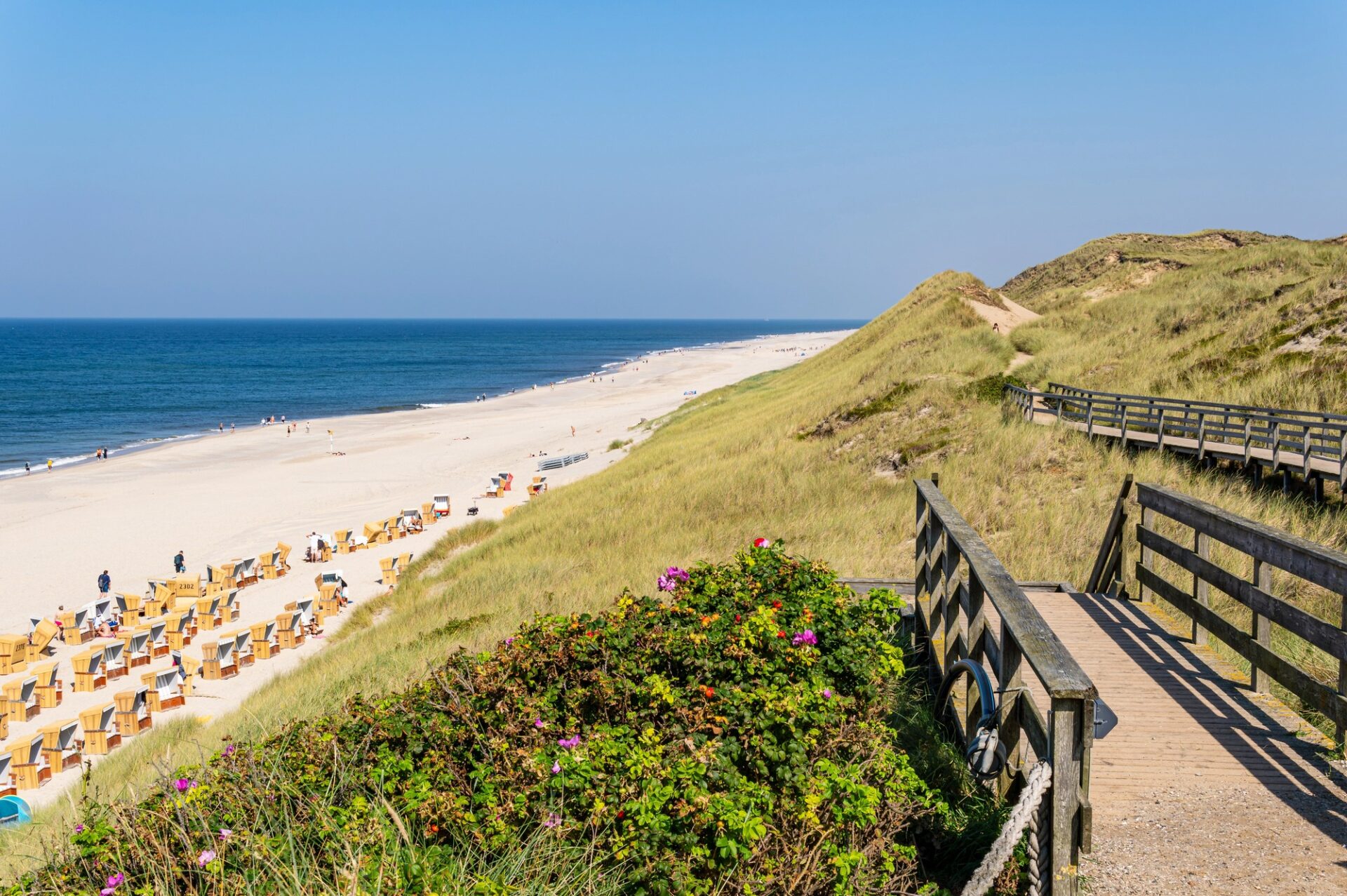 Duny a pláž s plážovými koši na ostrově Sylt v Severním moři