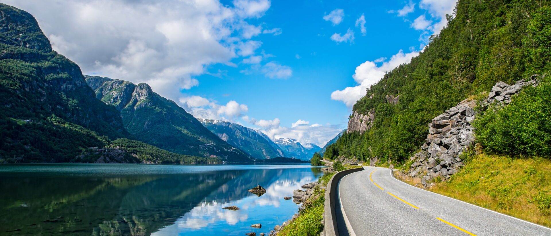Norský fjord s horami a zrcadlícím se odrazem na hladině