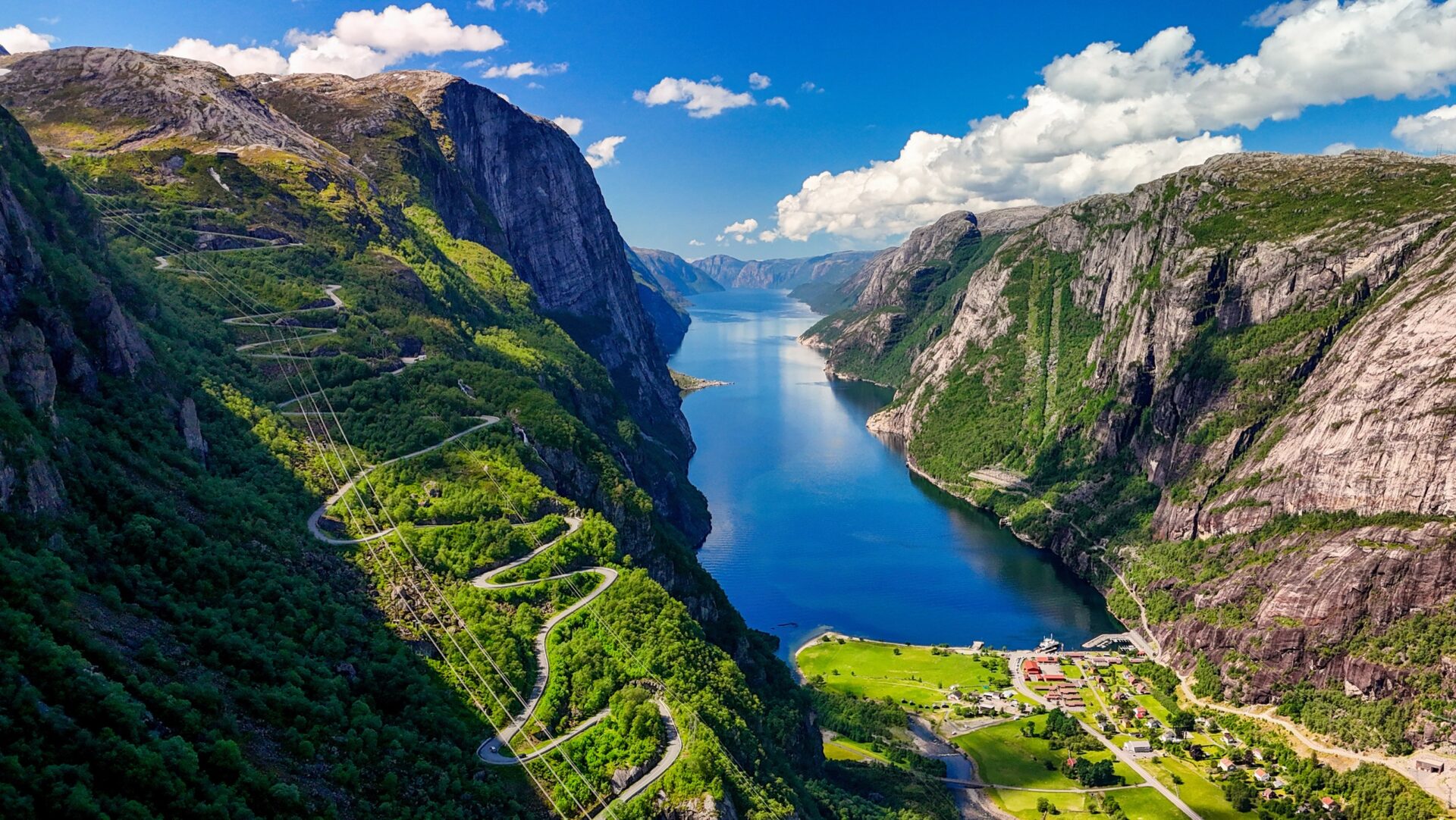 Lysefjorden Letecký pohled na Lysefjorden u Lysebotnu