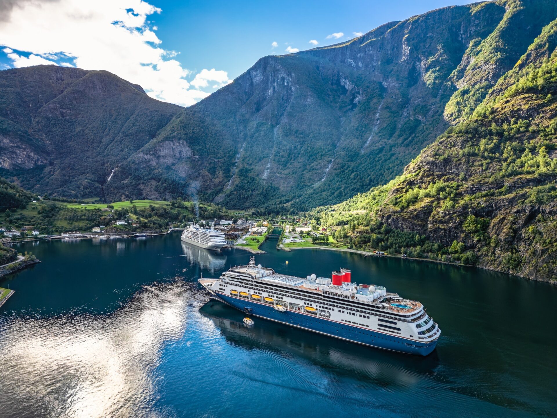 Flåm Výletní lodě kotvící ve Flåmu na Aurlandsfjordu