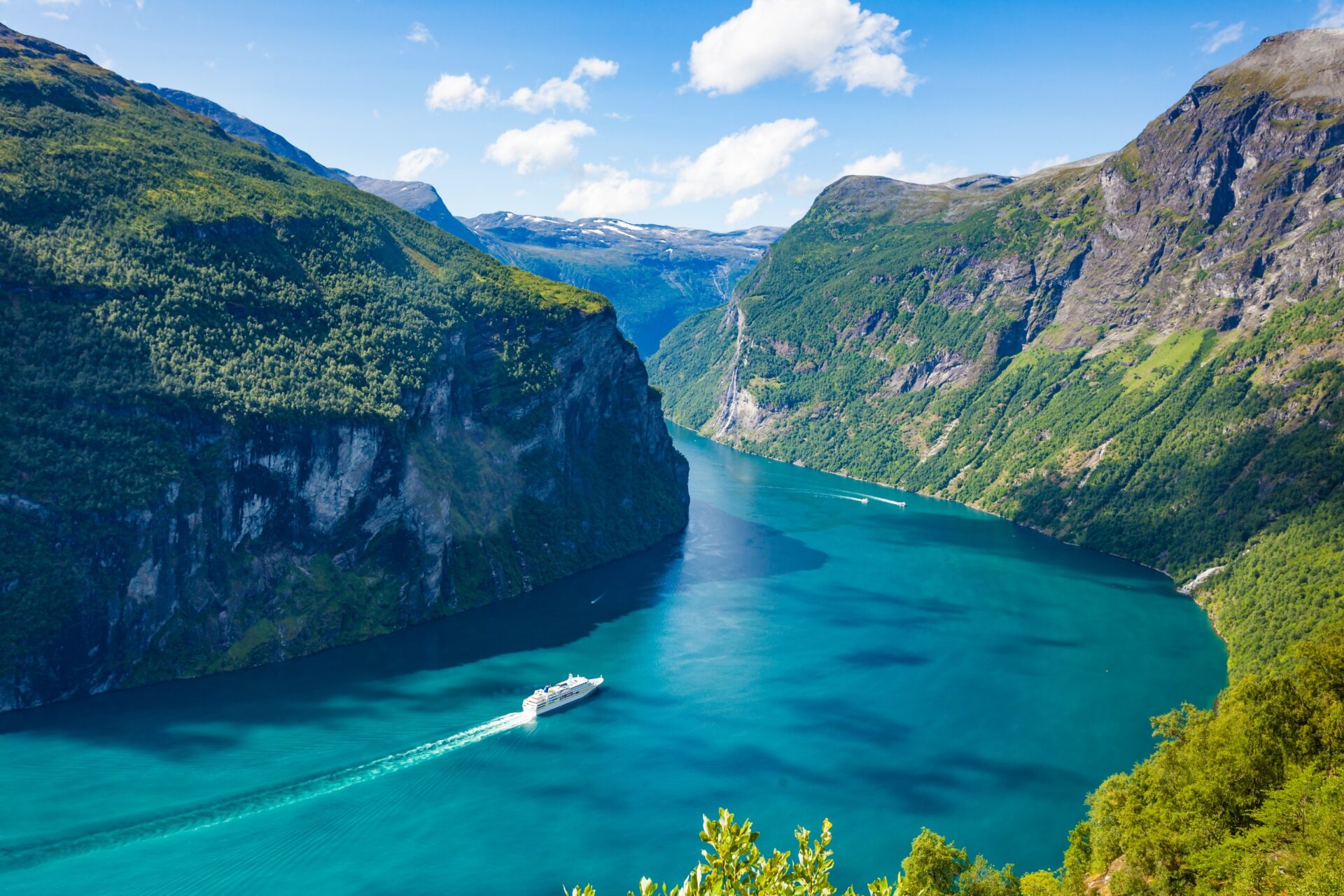 Geirangerfjord Geirangerfjord s výletní lodí z vyhlídky Ørnesvingen