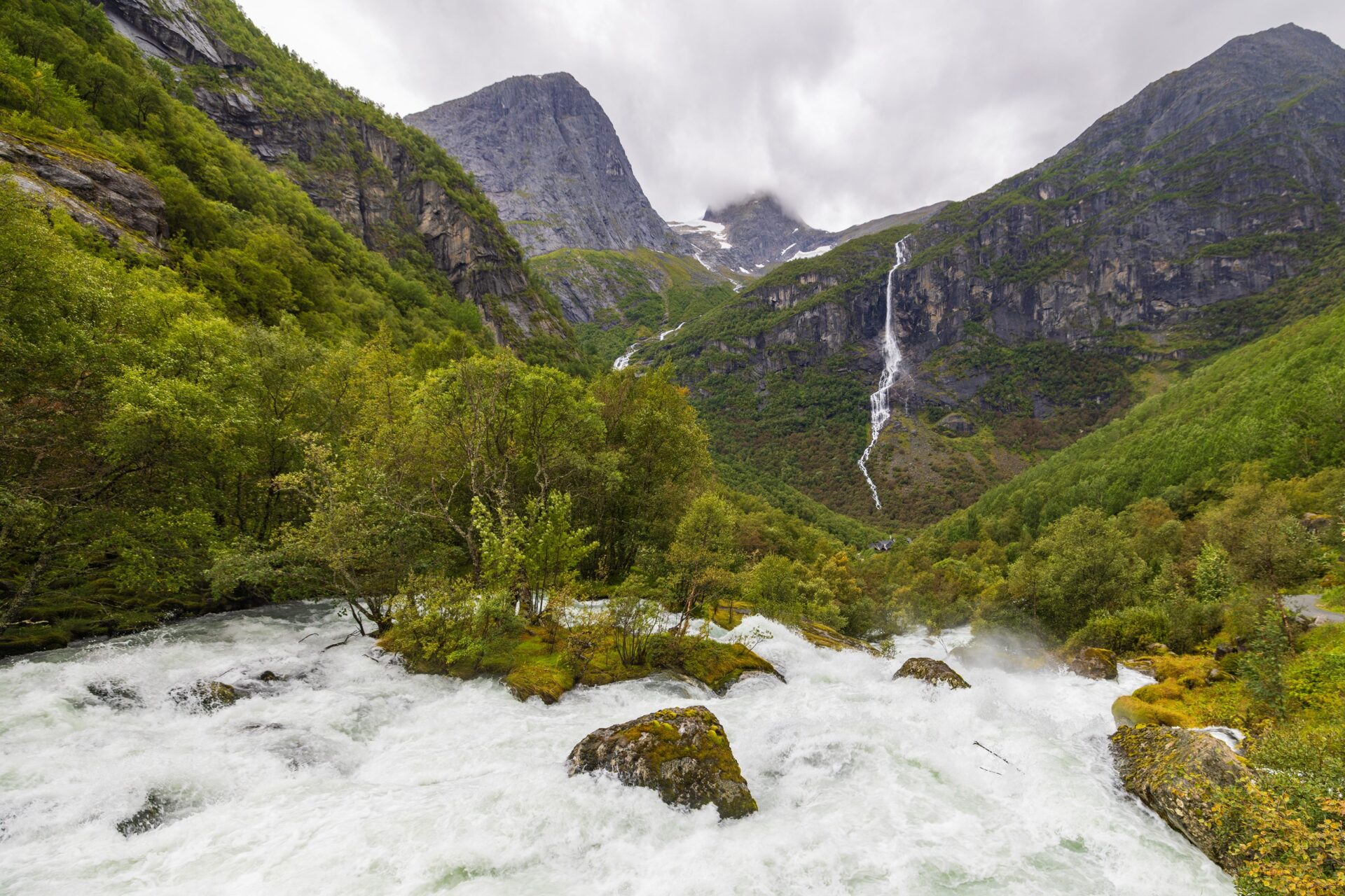 Briksdalen Ledovcové údolí Briksdalen s vodopády a divokou řekou