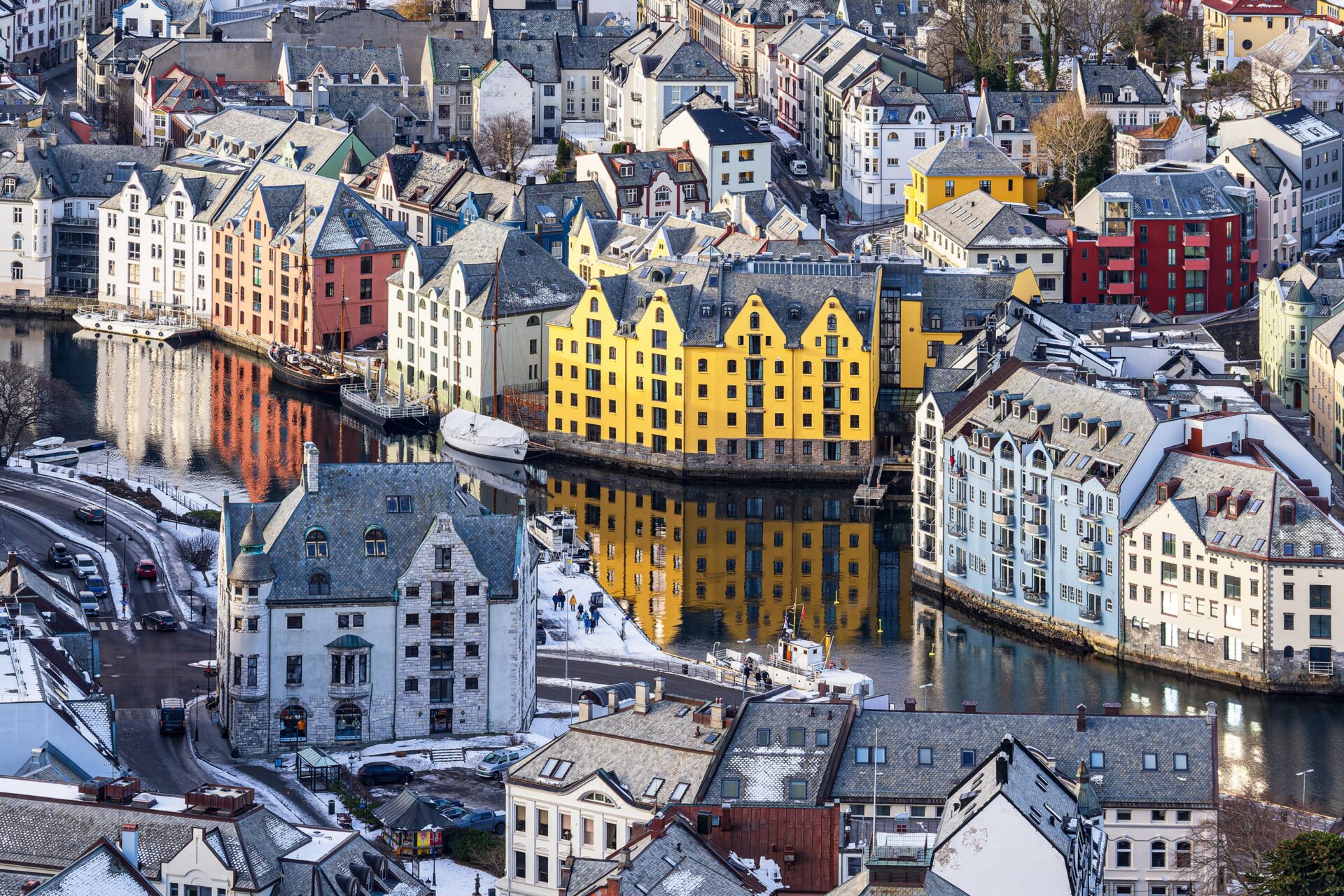 Ålesund Secesní domy a plachetnice v přístavu v Ålesundu