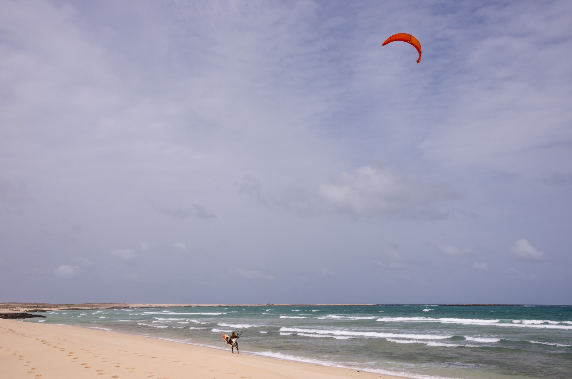 Kitesurfař na vlnách u kapverdského pobřeží