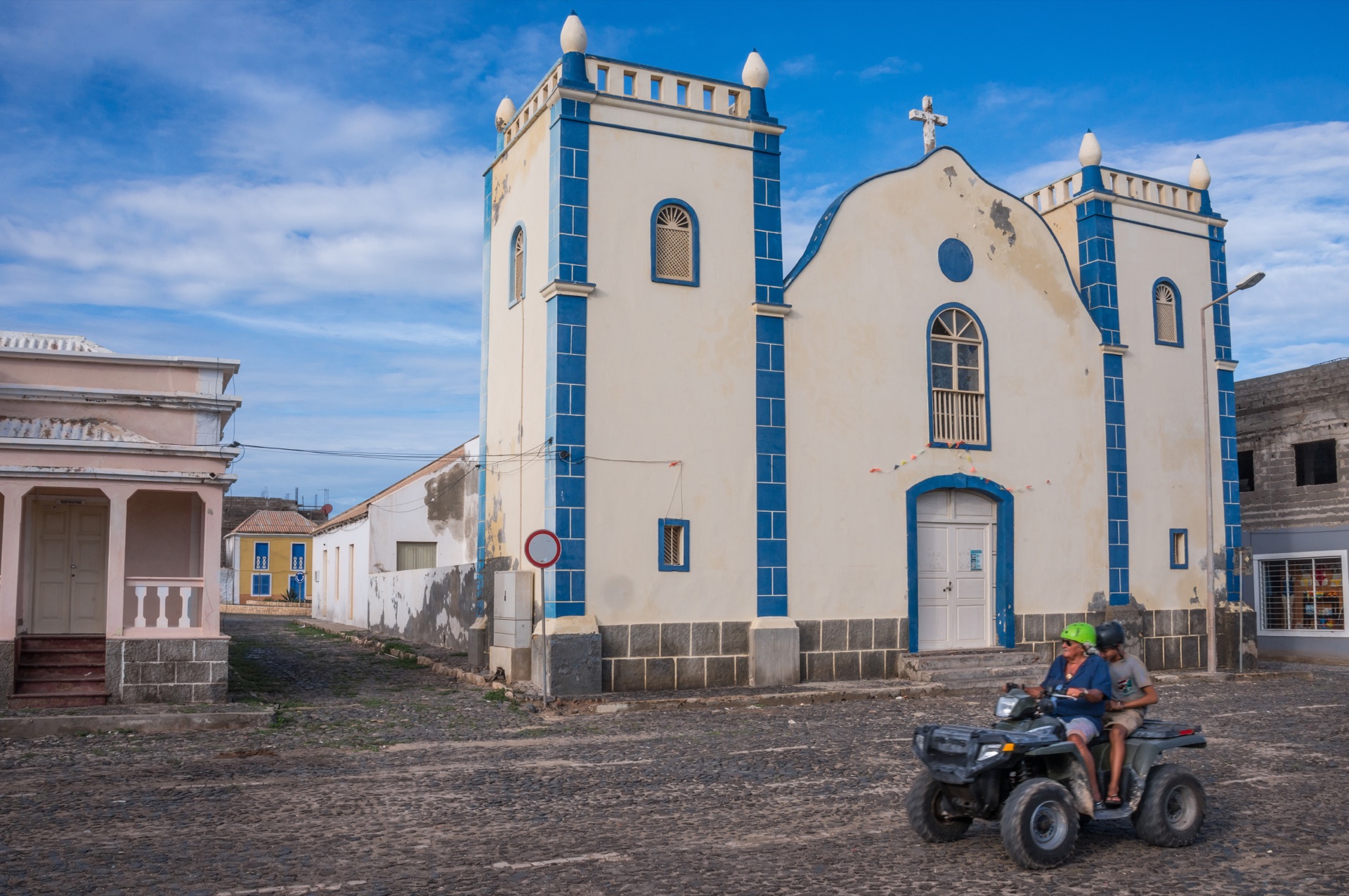 Čtyřkolka před kostelem Santa Isabel v Sal Rei na ostrově Boa Vista