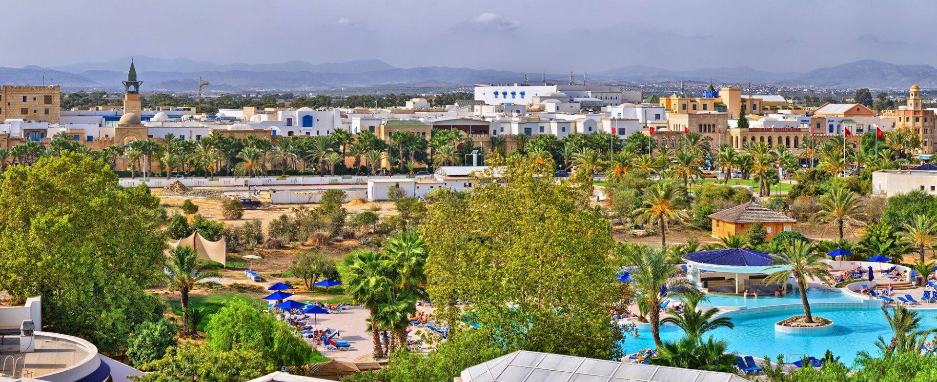 Hotelový areál v Hammametu Hotelový areál s bazénem v Hammametu a palmami v pozadí