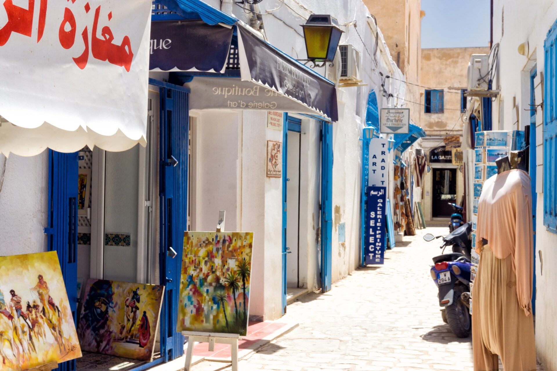 Ulička v Sidi Bou Said Bílomodrá ulička s galeriemi a obchody na Djerba