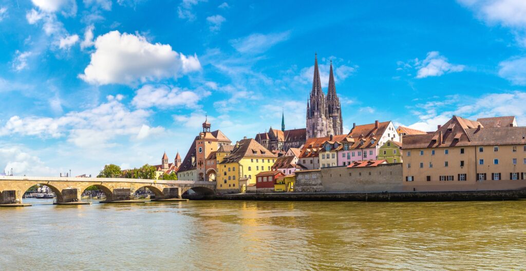 Panorama Regensburgu přes Dunaj s Kamenným mostem a Dómem svatého Petra