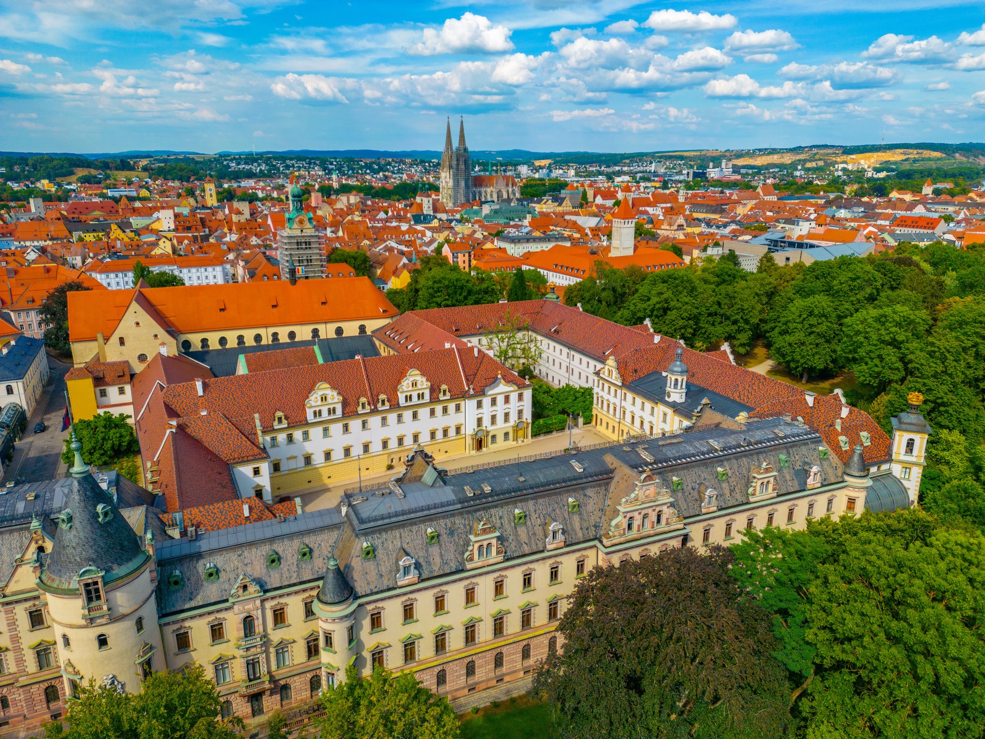 Letecký pohled na historické centrum Regensburgu se zámkem Thurn und Taxis