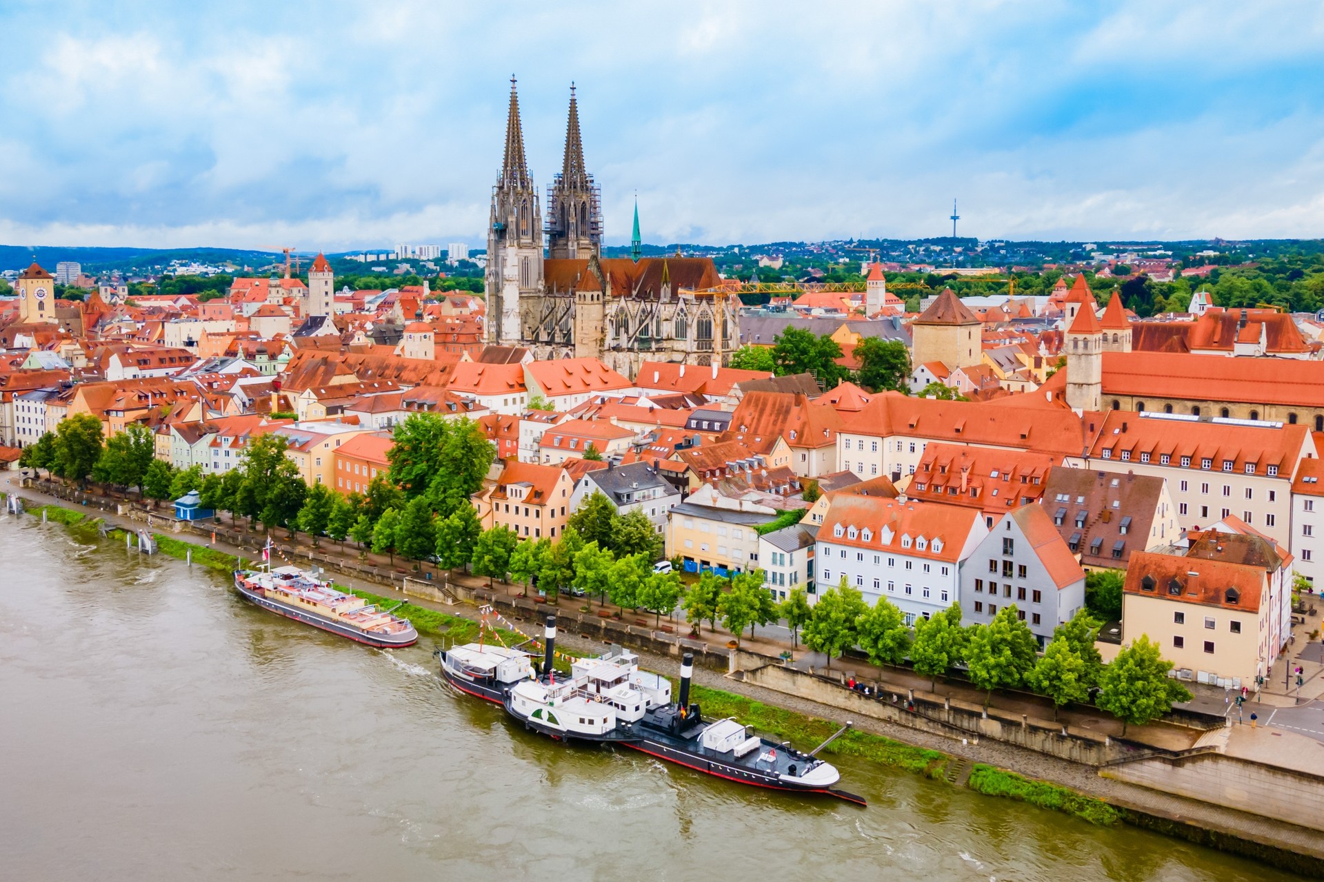 Historické centrum Regensburgu na břehu Dunaje s věžemi katedrály