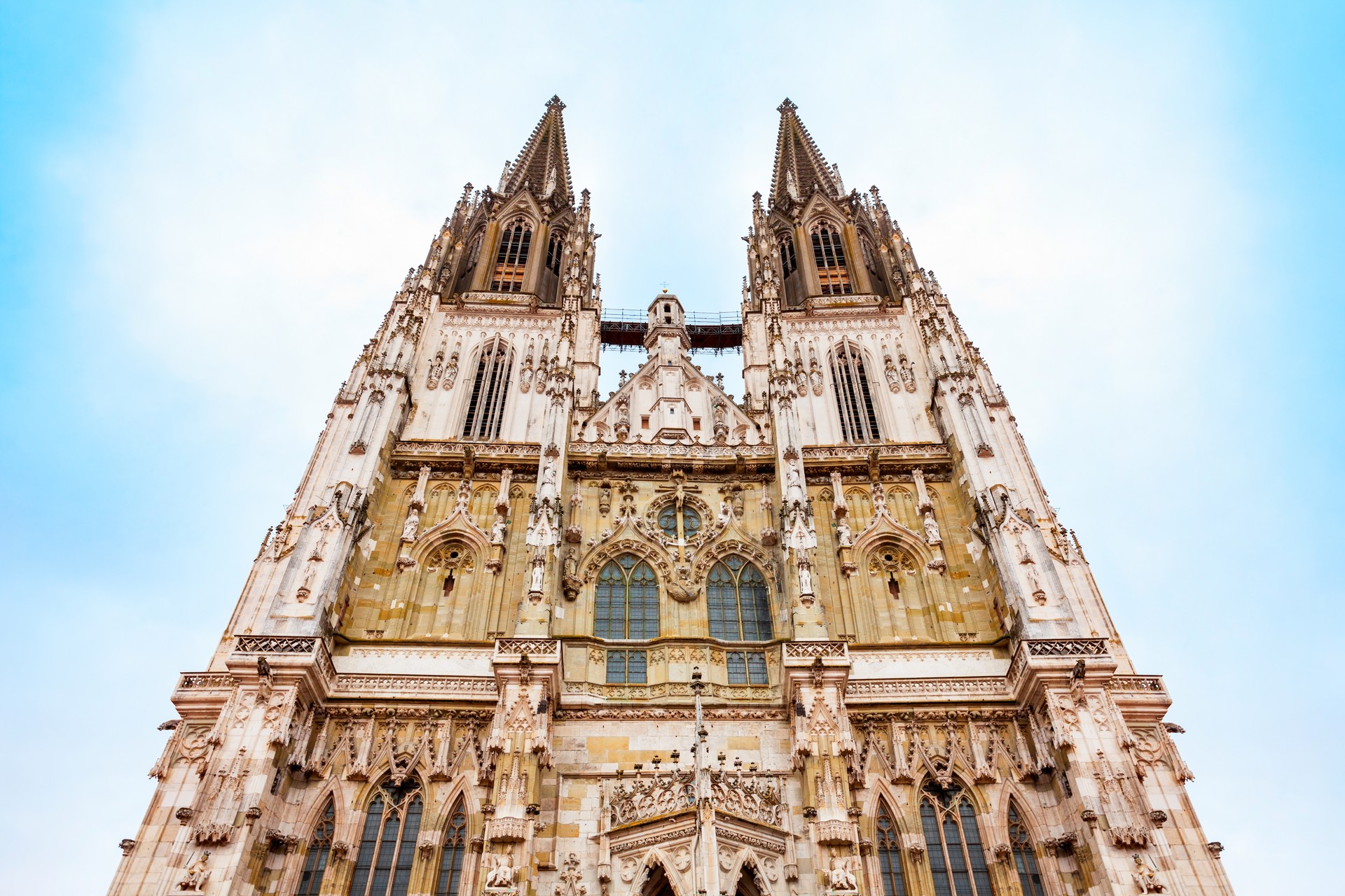 Západní průčelí Dómu svatého Petra v Regensburgu s gotickými věžemi