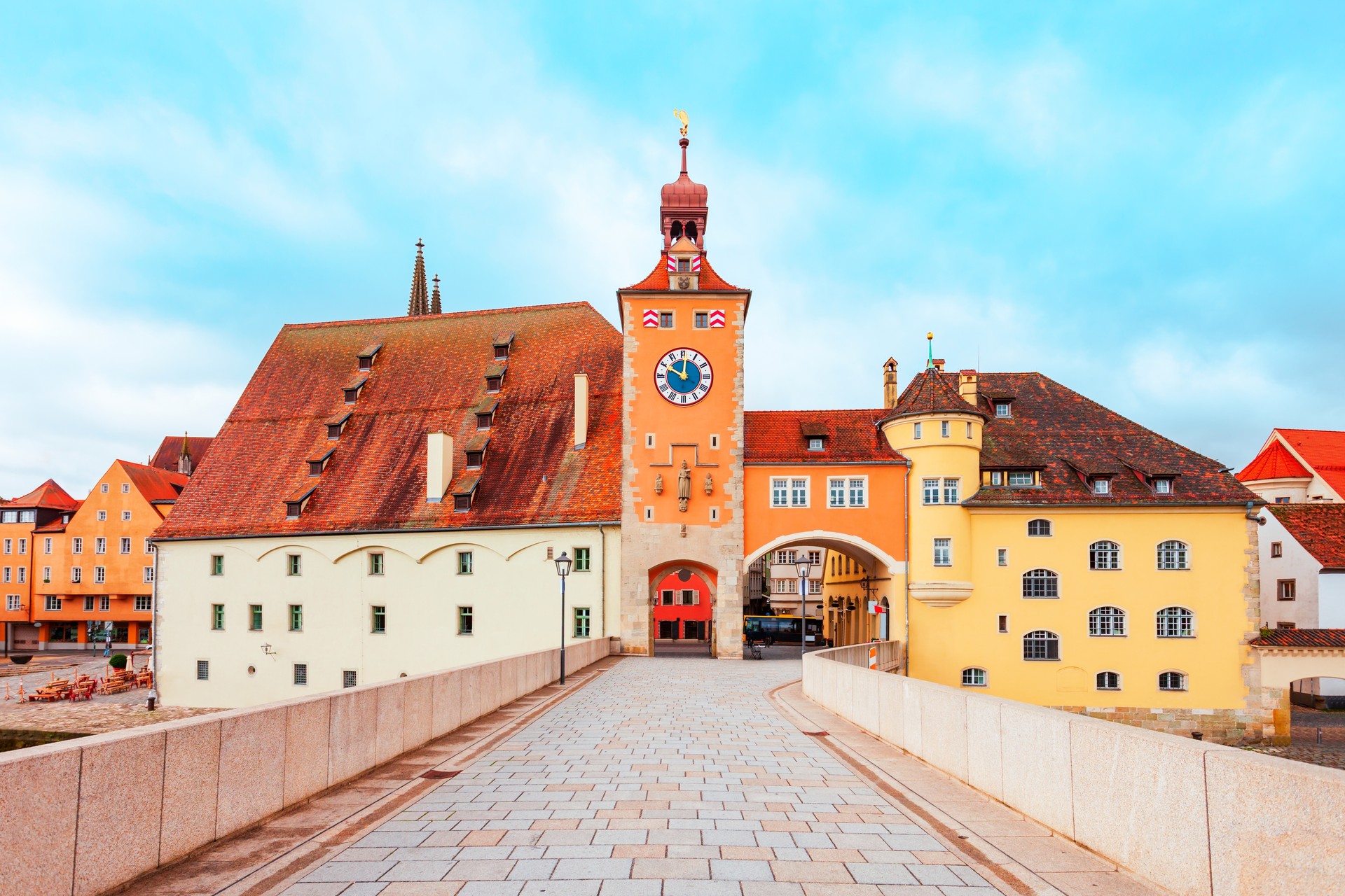Kamenný most v Regensburgu s mostní věží a historickými domy